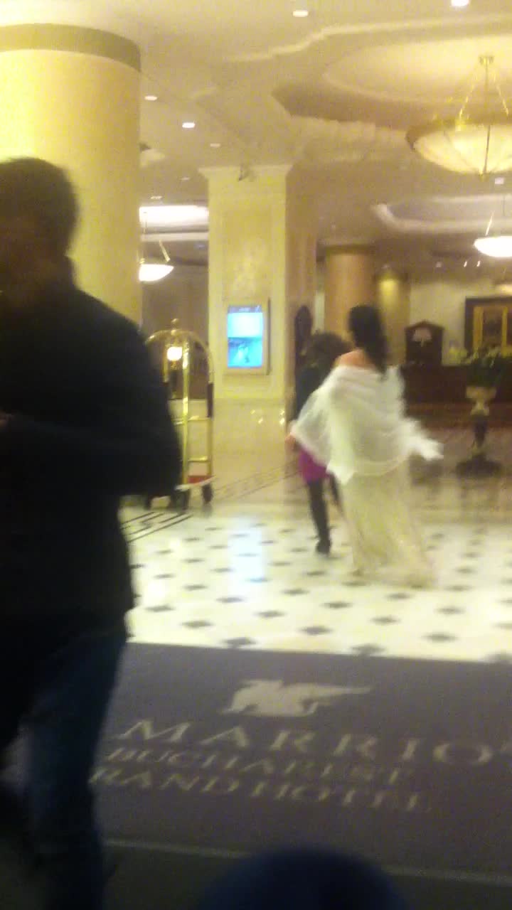 Zana si-a continuat cursa si prin receptia hotelului, pana la lift