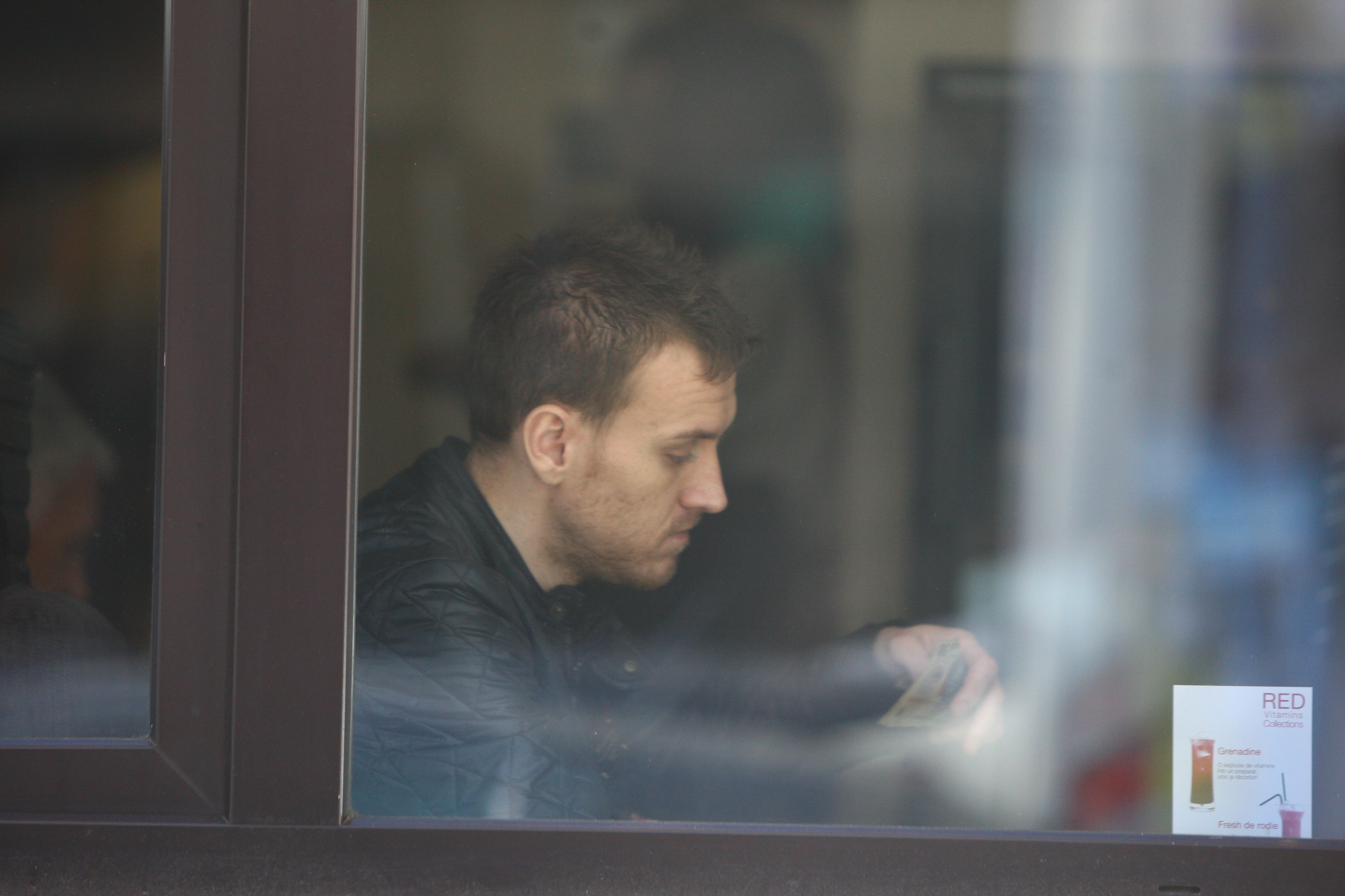 Chiar si in momentul in care s-a intalnit cu niste prieteni, sportivul a ramas la fel de trist