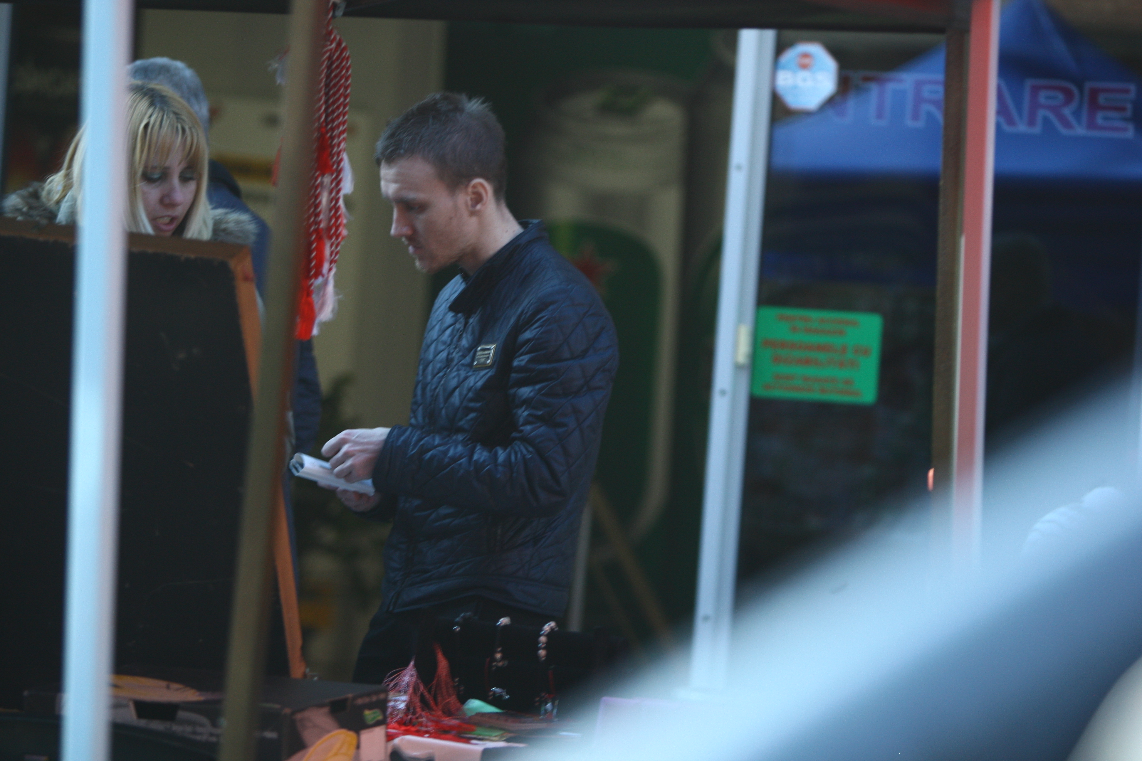 Nicky s-a oprit la un stand pentru a cumpara mai multe martisoare