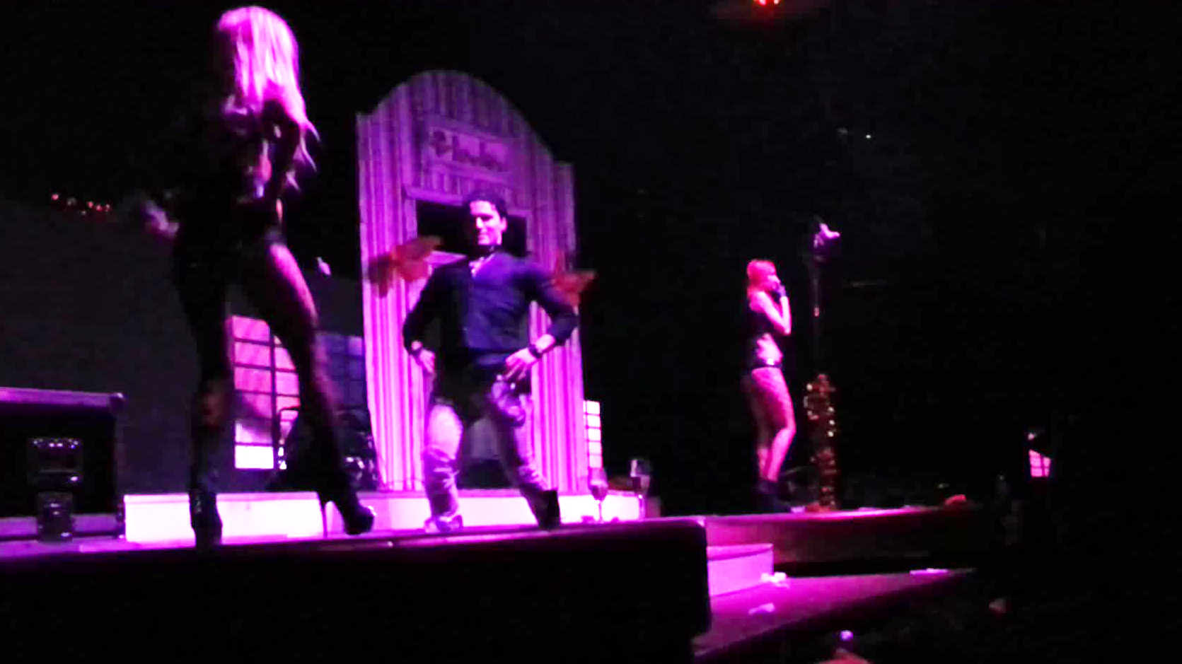 Dupa concert, Pepe si prietenii lui au plecat intr-un alt club, unde cantaretul a fost sufletul petrecerii. S-a urcat pe scena si a dansat cu animatoarele