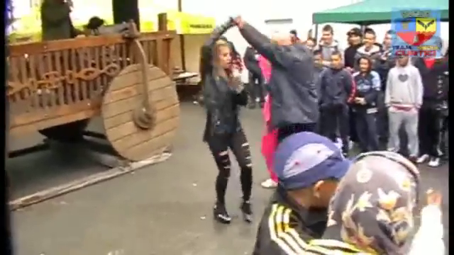 La un moment-dat, Anca si un localnic s-au incins la joc