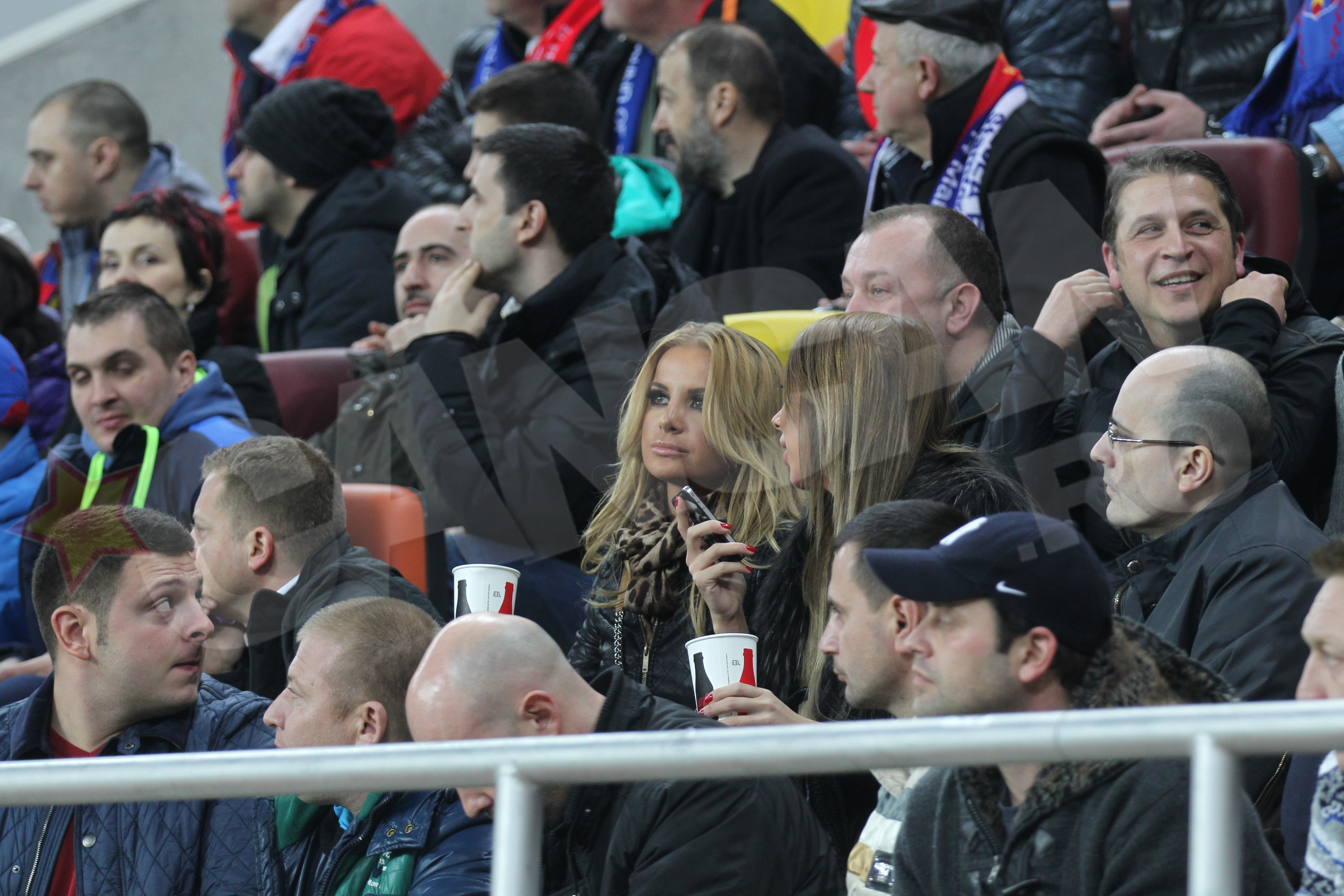 Marina Dina a facut poze si a vorbit la telefon pe tot parcursul meciului