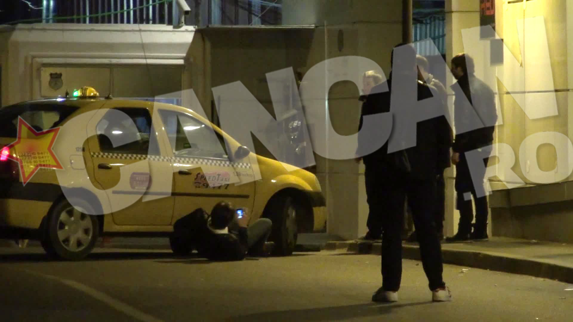 La un moment dat, tanarul care avea lipici la sticla incearca o cascadorie cu un taxi.