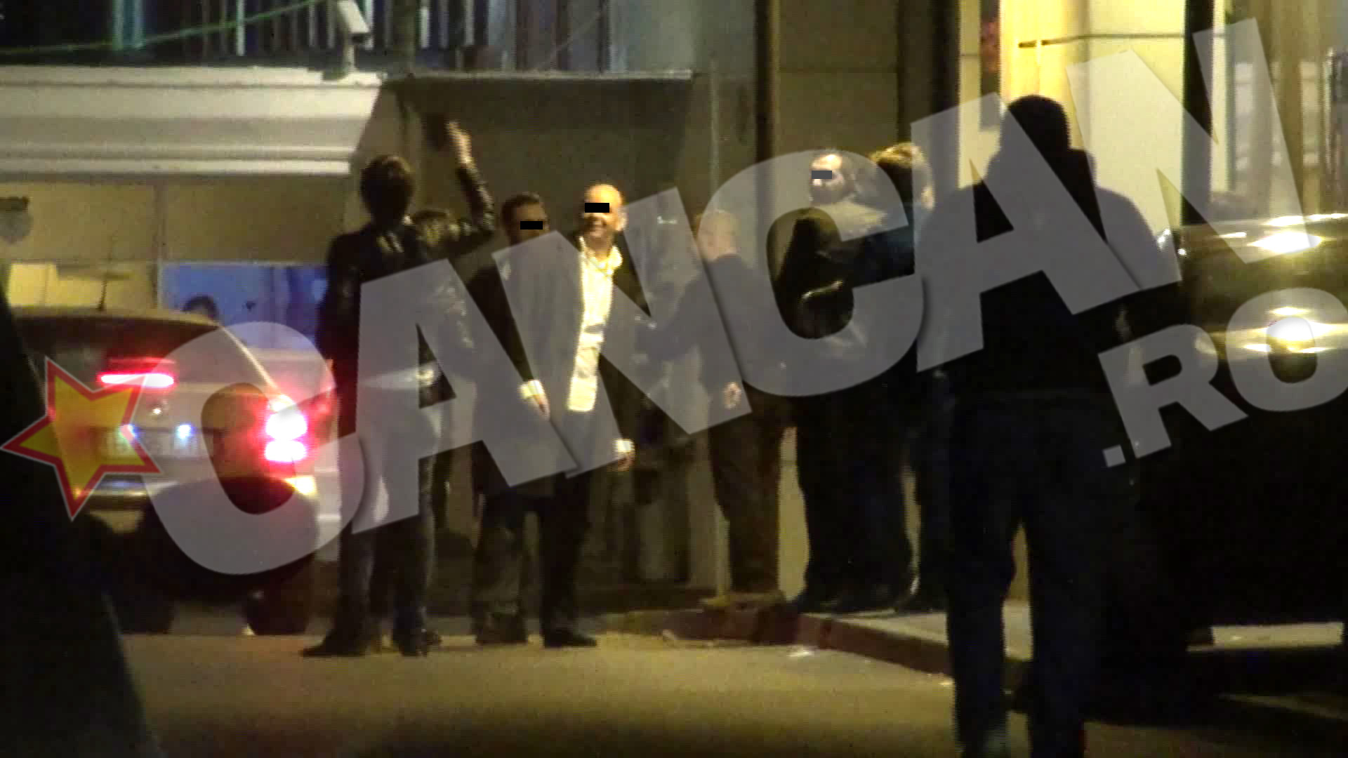 Grupul vesel a zabovit minute bune in fata clubului pana cand fiecare dintre ei sa se decida incotro sa o apuce