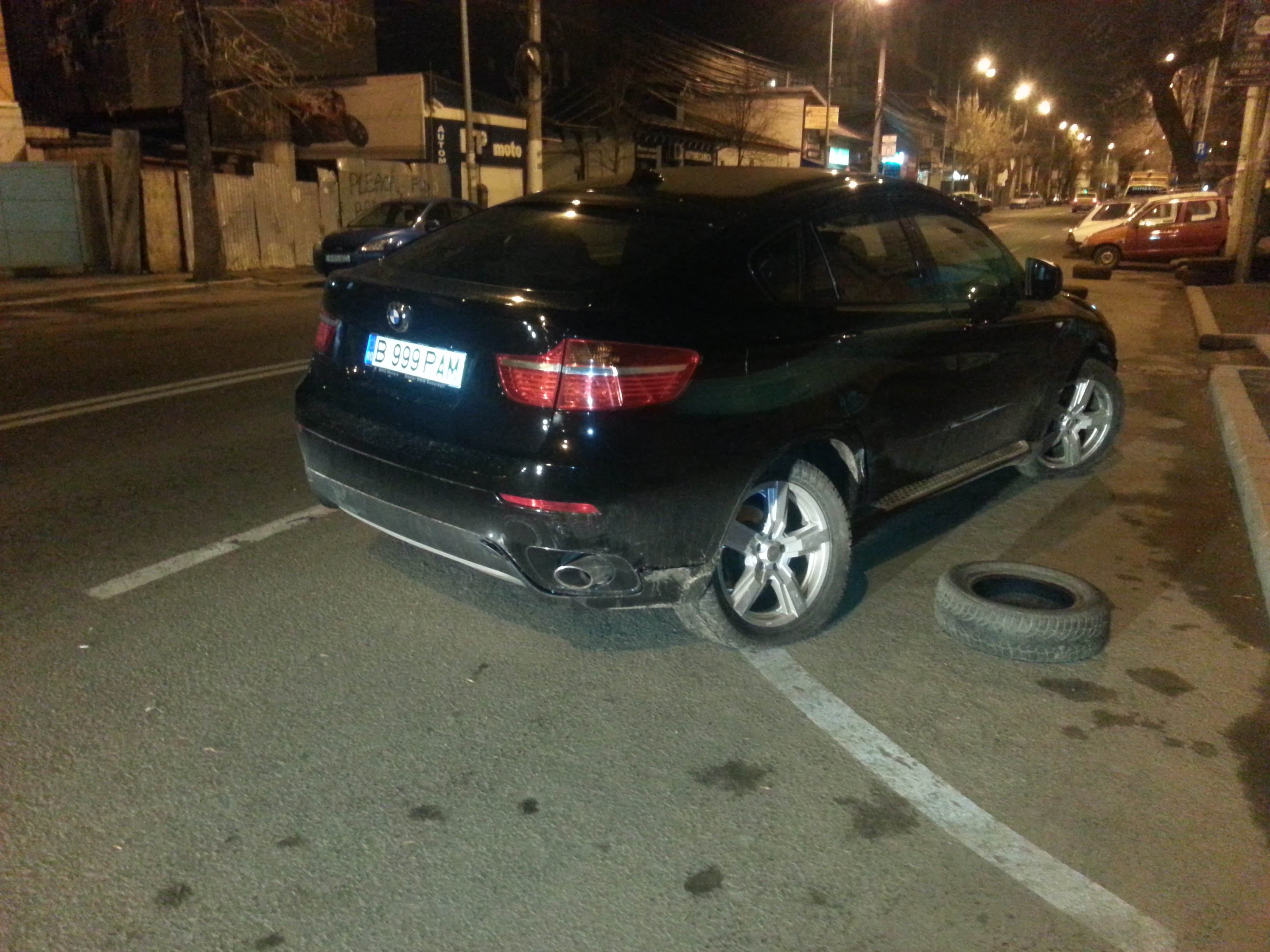 Pamfile a abandonat masina avariata