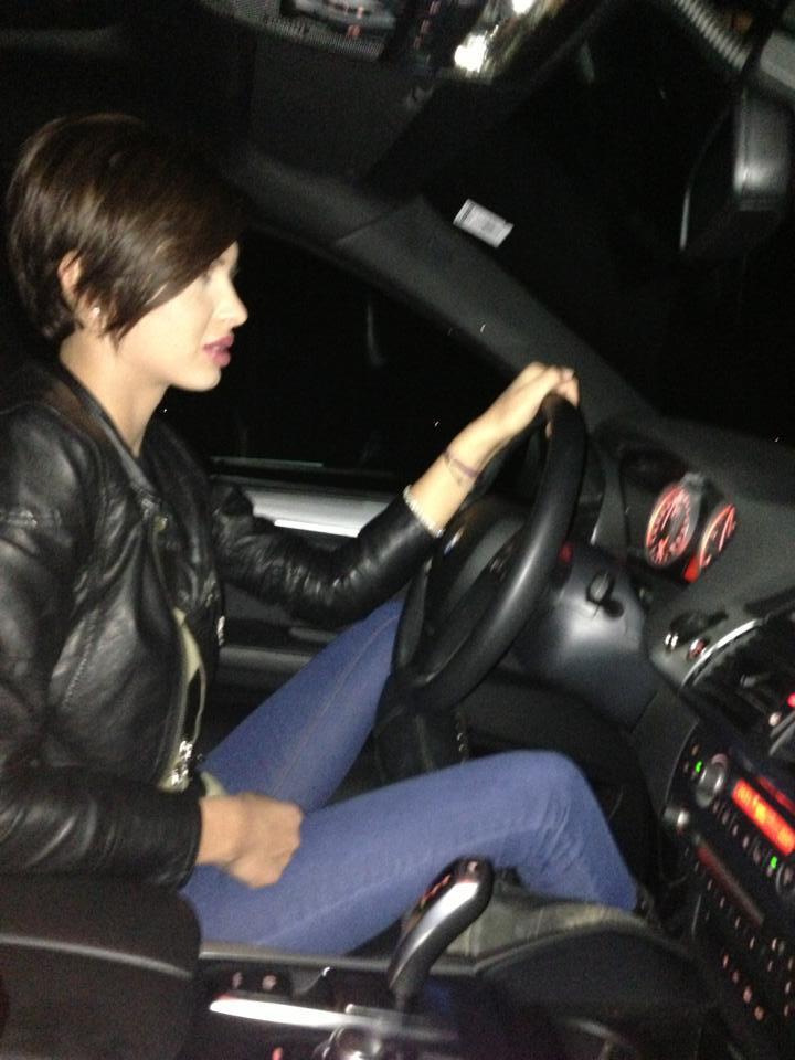 Desi are de putin timp carnet, Madalina a avut destule probleme in trafic