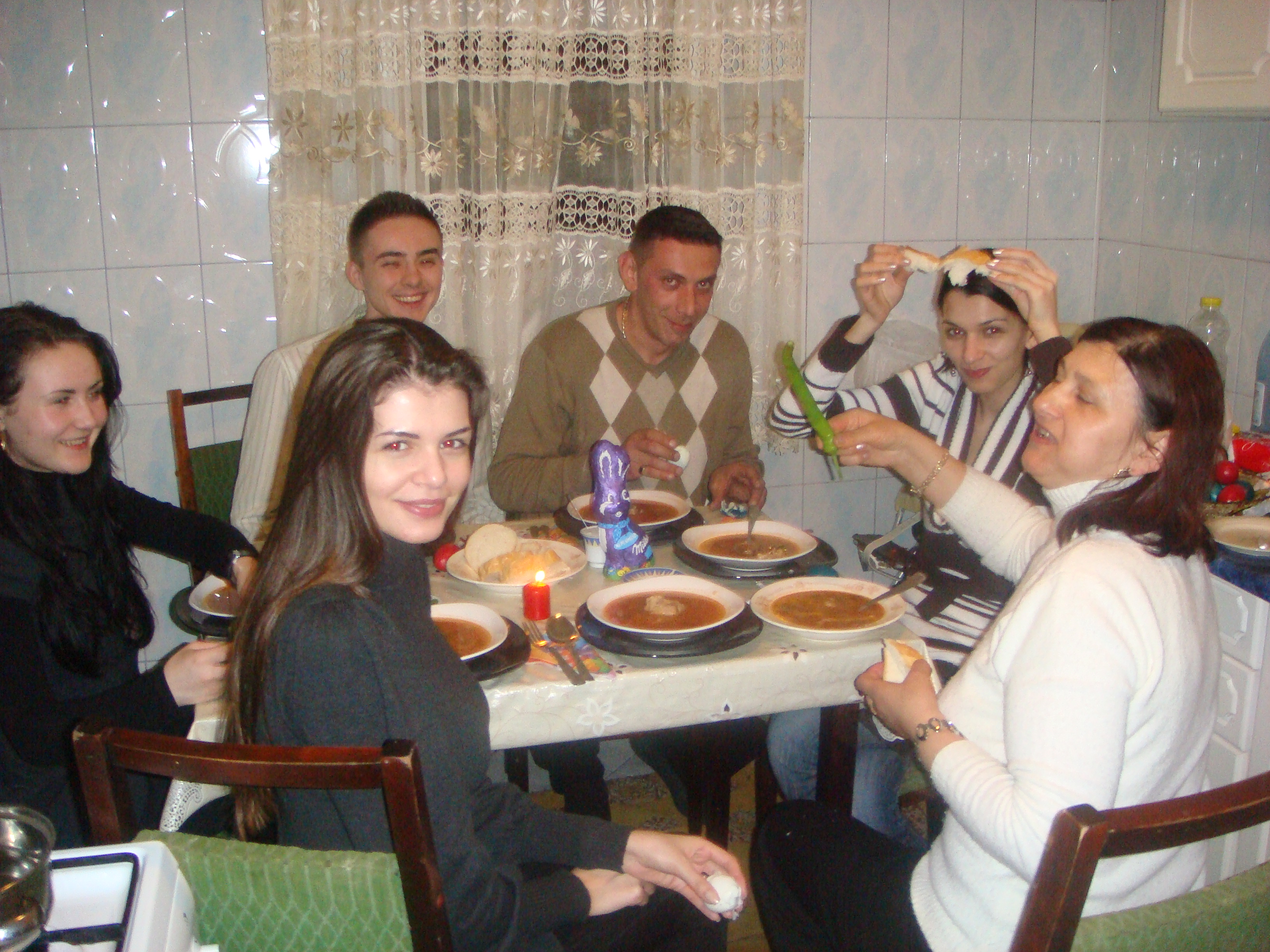 Un Paste in familia reunita Gabor, la Bacau. Moni, Ramona, sora lor mai mare, Alina si mama Veronica degustau o ciorbita de miel