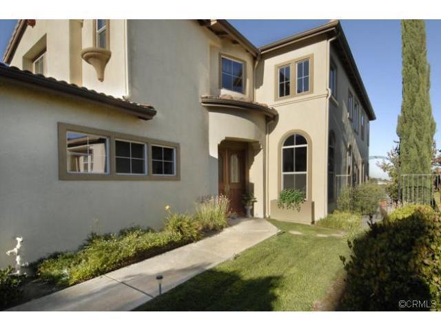 Dupa ce a divortat de milionarul Columbeanu, Moni s-a stabilit in Statele Unite, ca iubita a unui milionar chinez. Potrivit presei de peste Ocean, cei doi locuiesc intr-o astfel de casa, de 2 milioane de dolari, intr-un cartier exclusivist din Monterey, Los Angeles