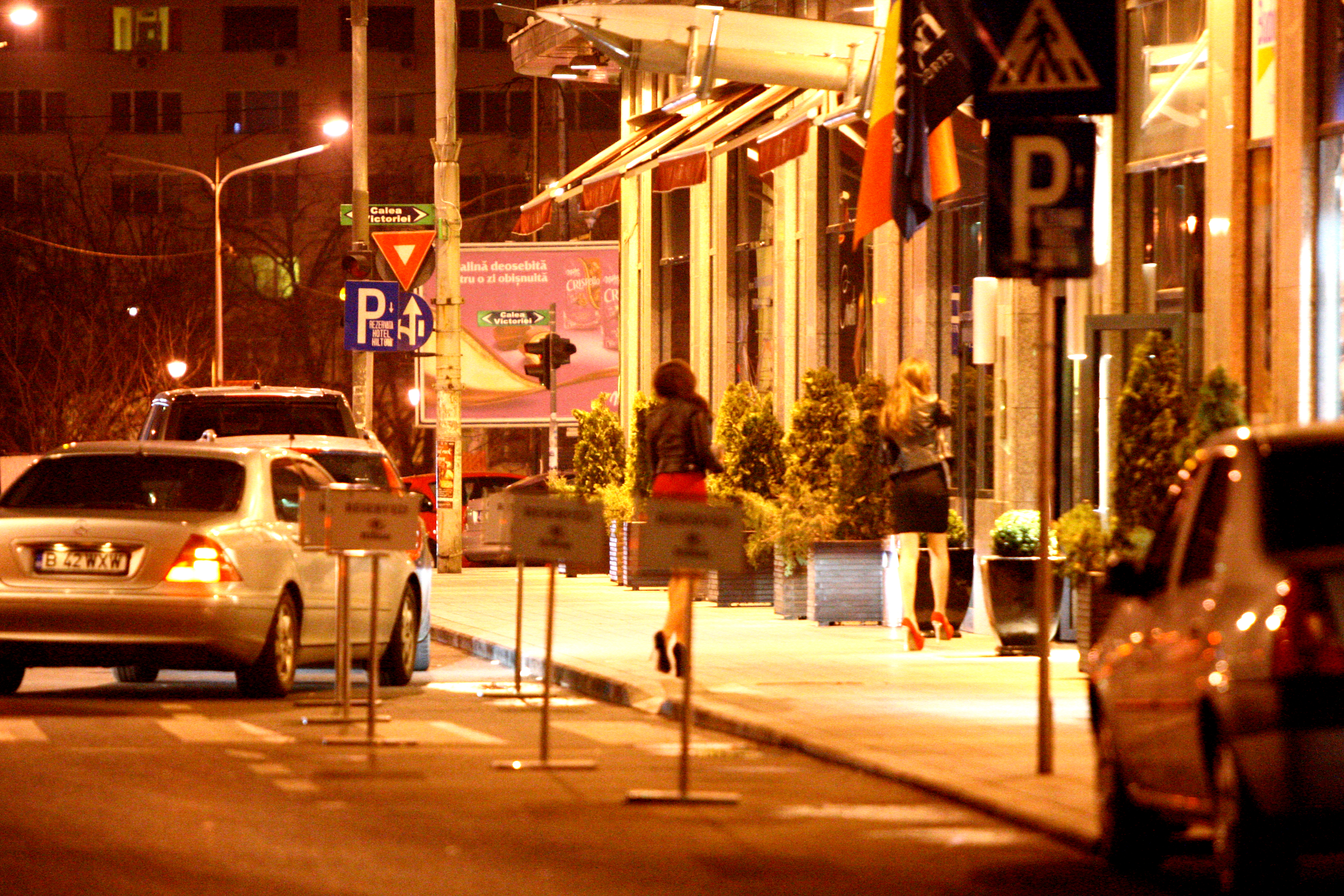 Bucuresti. Miercuri, ora 0.40: Doua tinere sexy isi fac aparitia la hotelul in care era cazat Max Al Habtoor