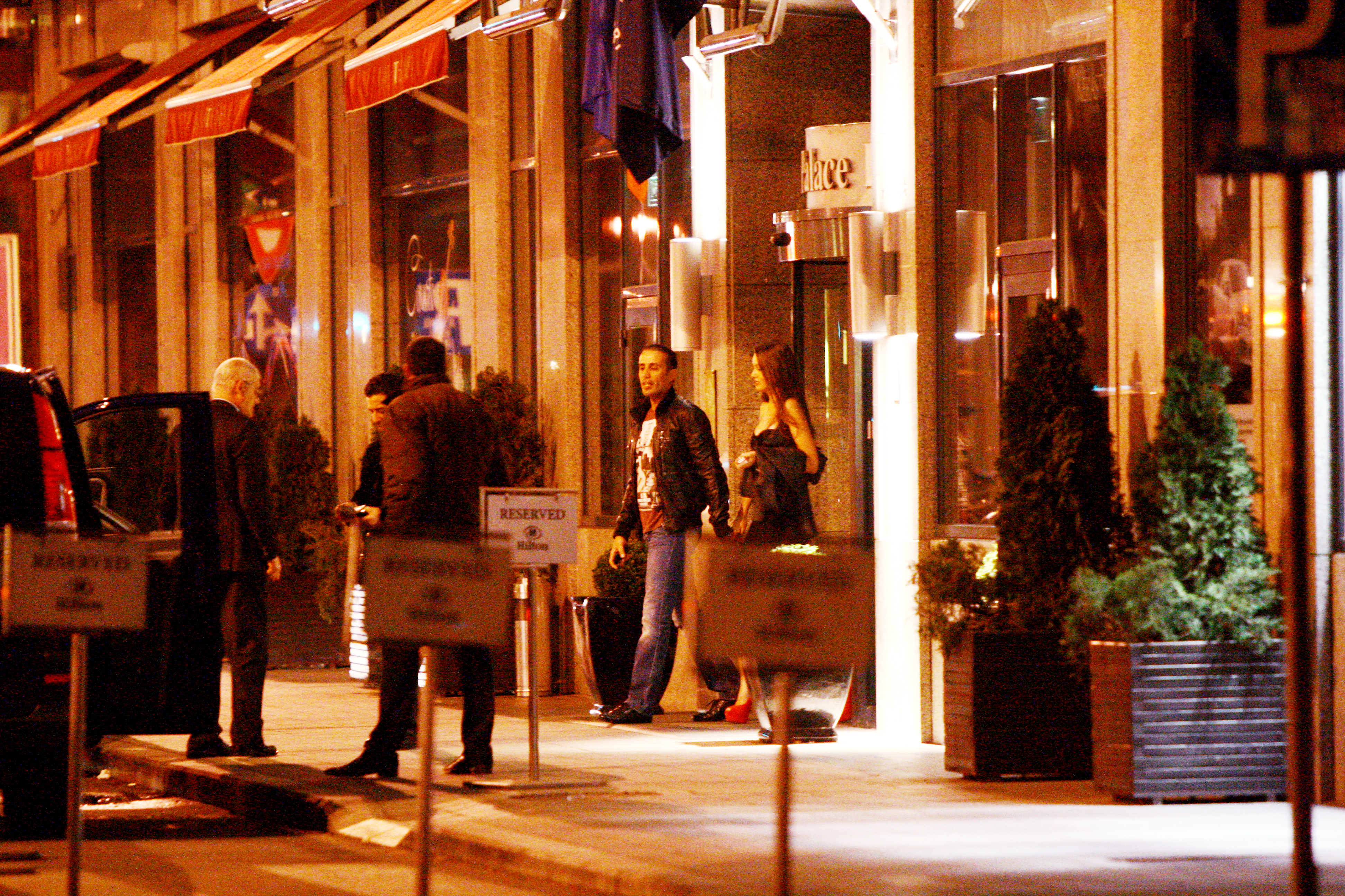 Miercuri, ora 01.17. Dupa mai bine de o jumatate de ora, renumitul print Al Habtoor, Max pentru prieteni, iese din luxosul hotel insotit de una dintre tinere