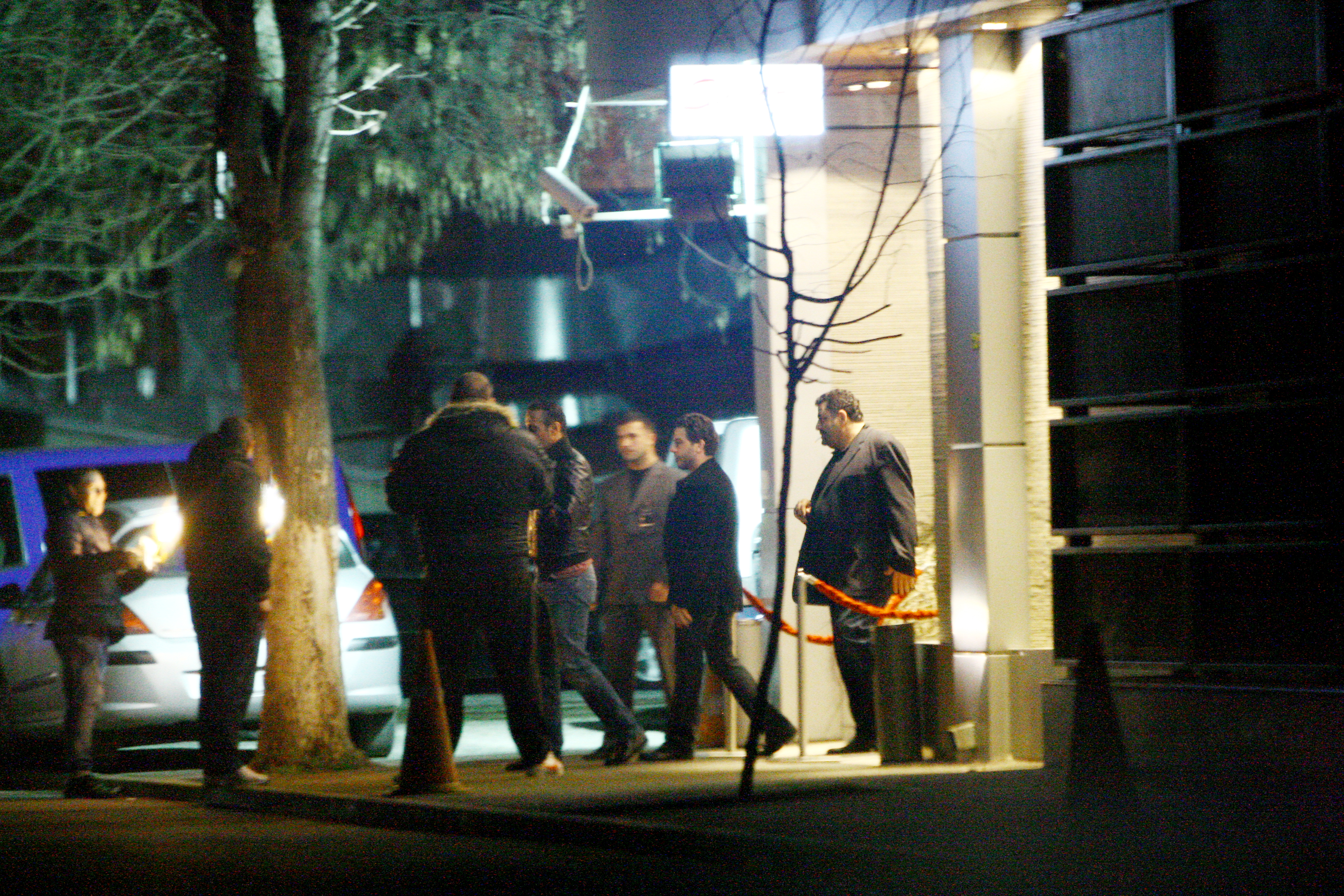 ora 5.07. Printul Max Al Habtoor si suita paresesc clubul. In clipa in care il zareste pe emiratez, parcagiul Giani aprinde imediat o artificie si ii iese in intampinare