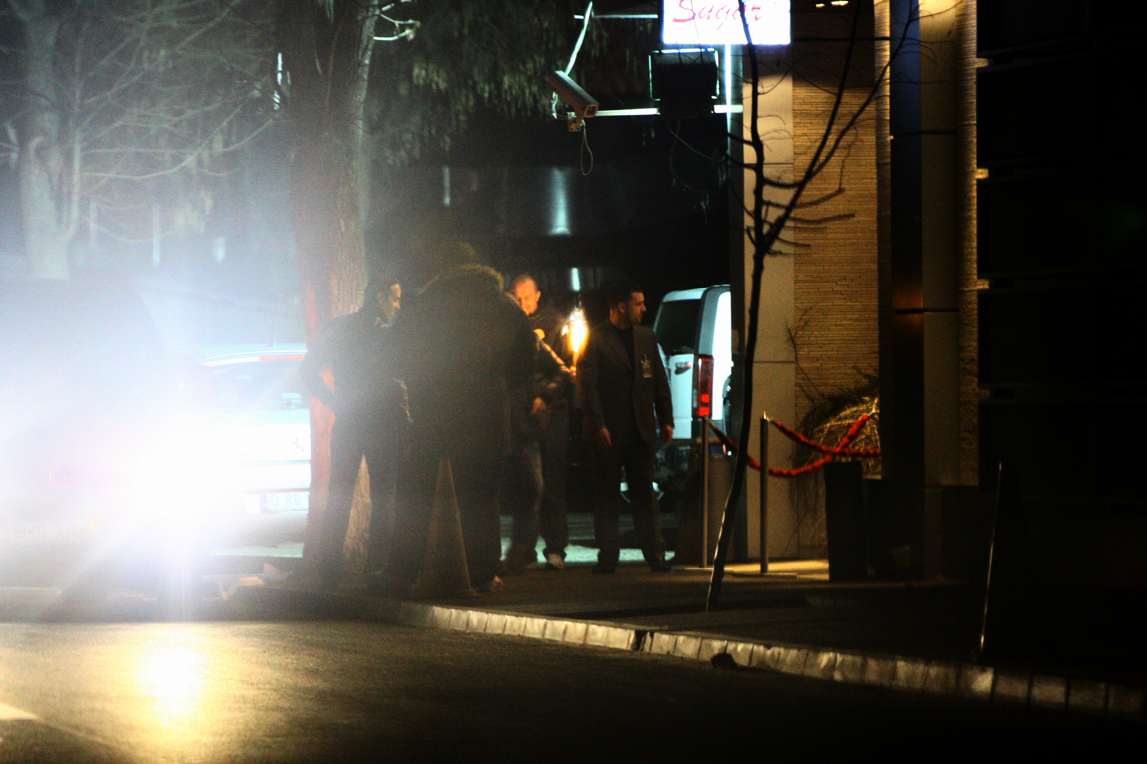 Printul, fetele si garzile de corp raman de vorba cateva minute in fata clubului, parca pregatindu-se pentru o noua escapada