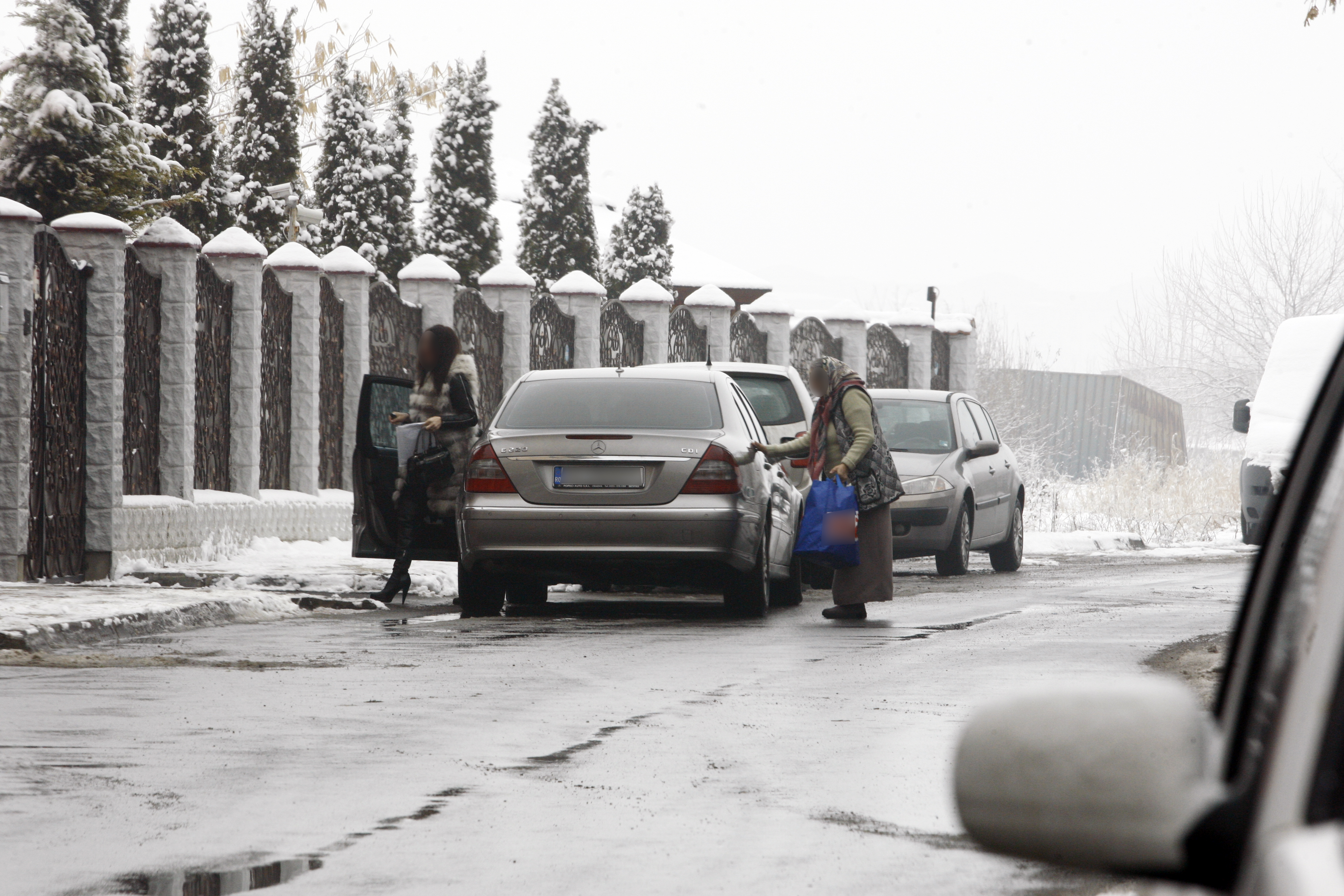 O bruneta pare a fi foarte apropiata de mama lui Florin Salam