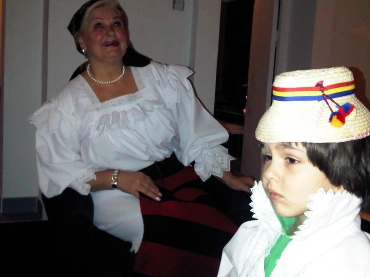 Desi este din Lituania, mama Vicai nu a avut nicio problema sa imbrace straie populare romanesti