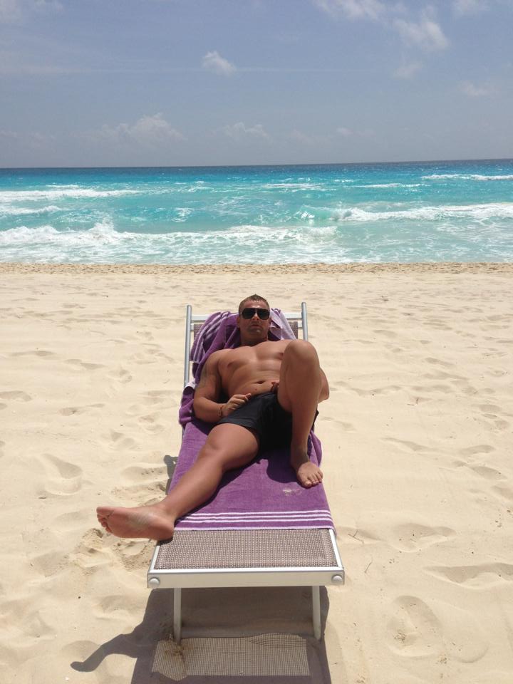 Adrian Tamplaru e in vacanta tot in Cancun, iar prosopul mov se vede si pe sezlongul sau