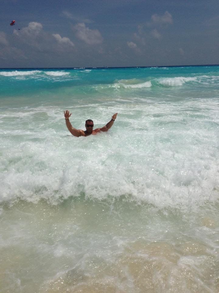 Adrian se distreaza in apa