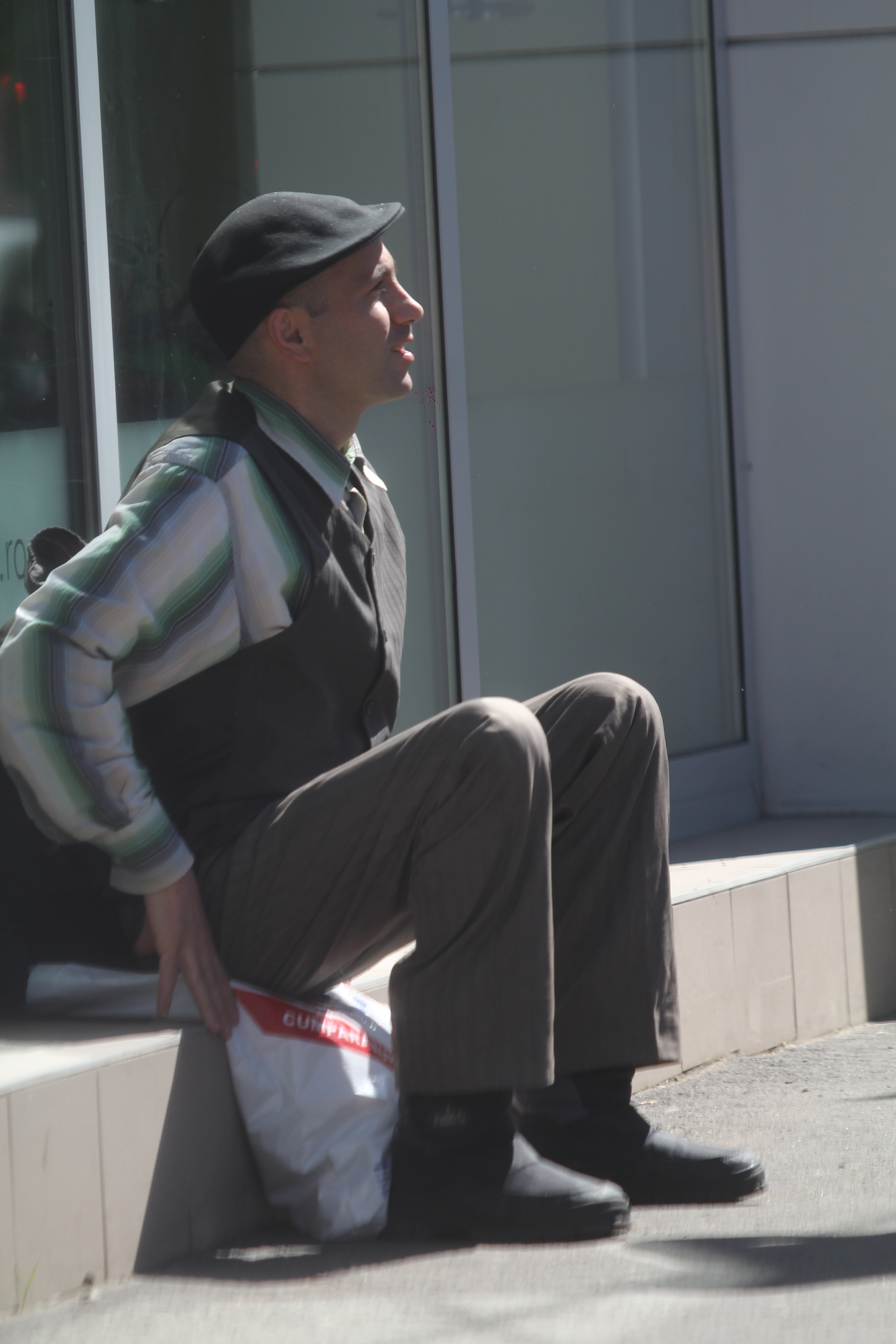 Mircea Balaban cerseste in fata patiseriei lui George Copos