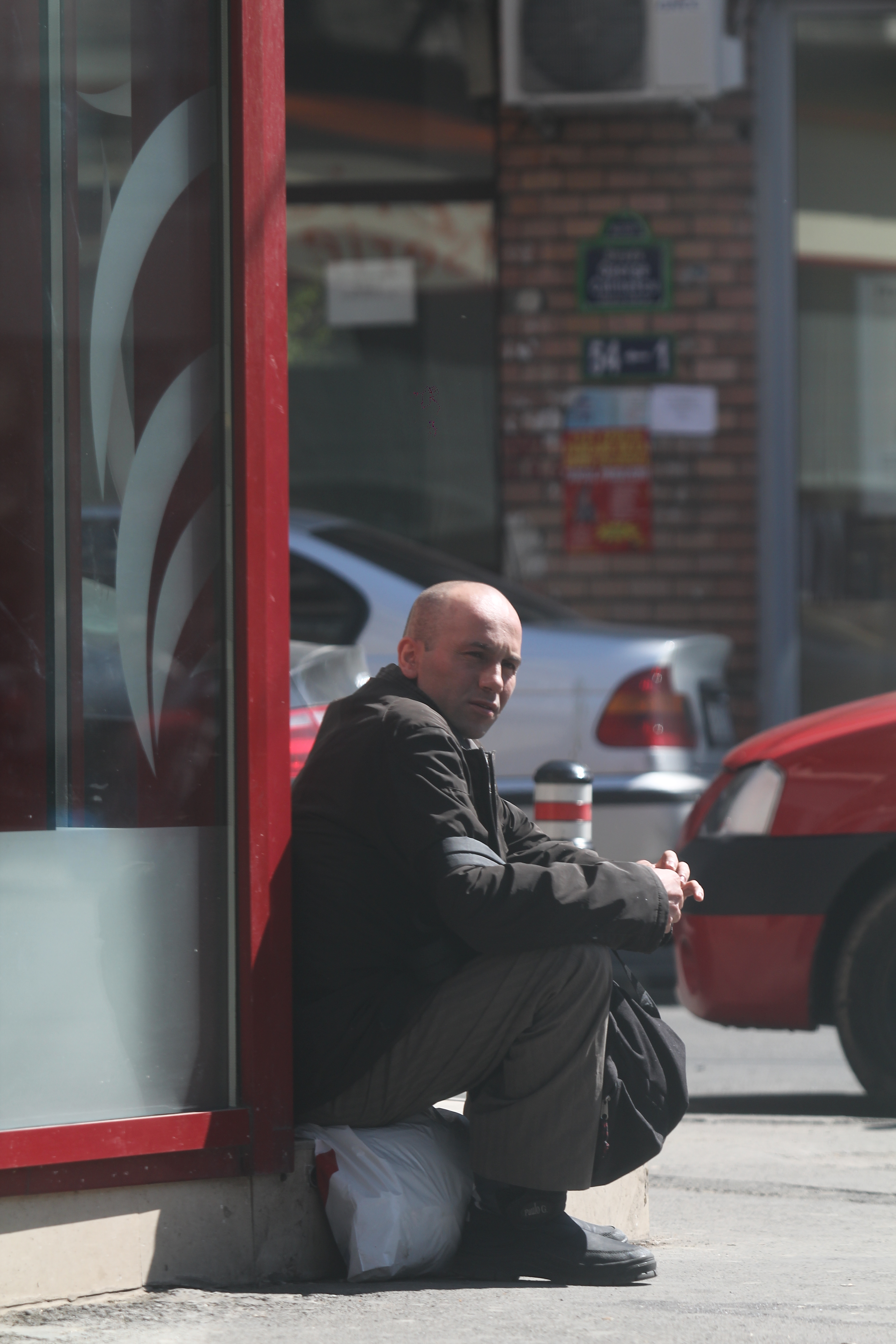 Mircea Balaban cerseste in fata patiseriei lui George Copos