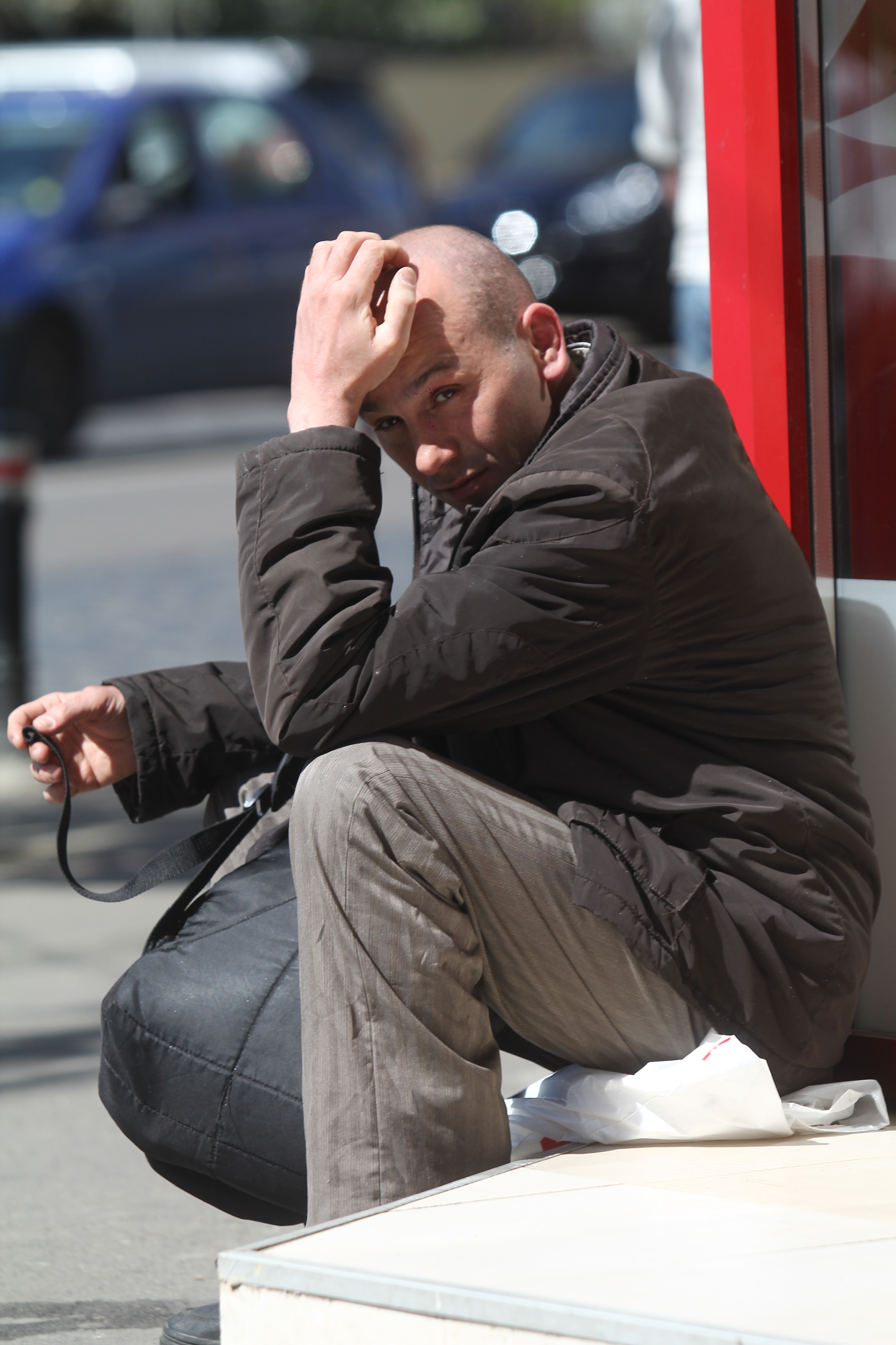 Mircea Balaban cerseste in fata patiseriei lui George Copos