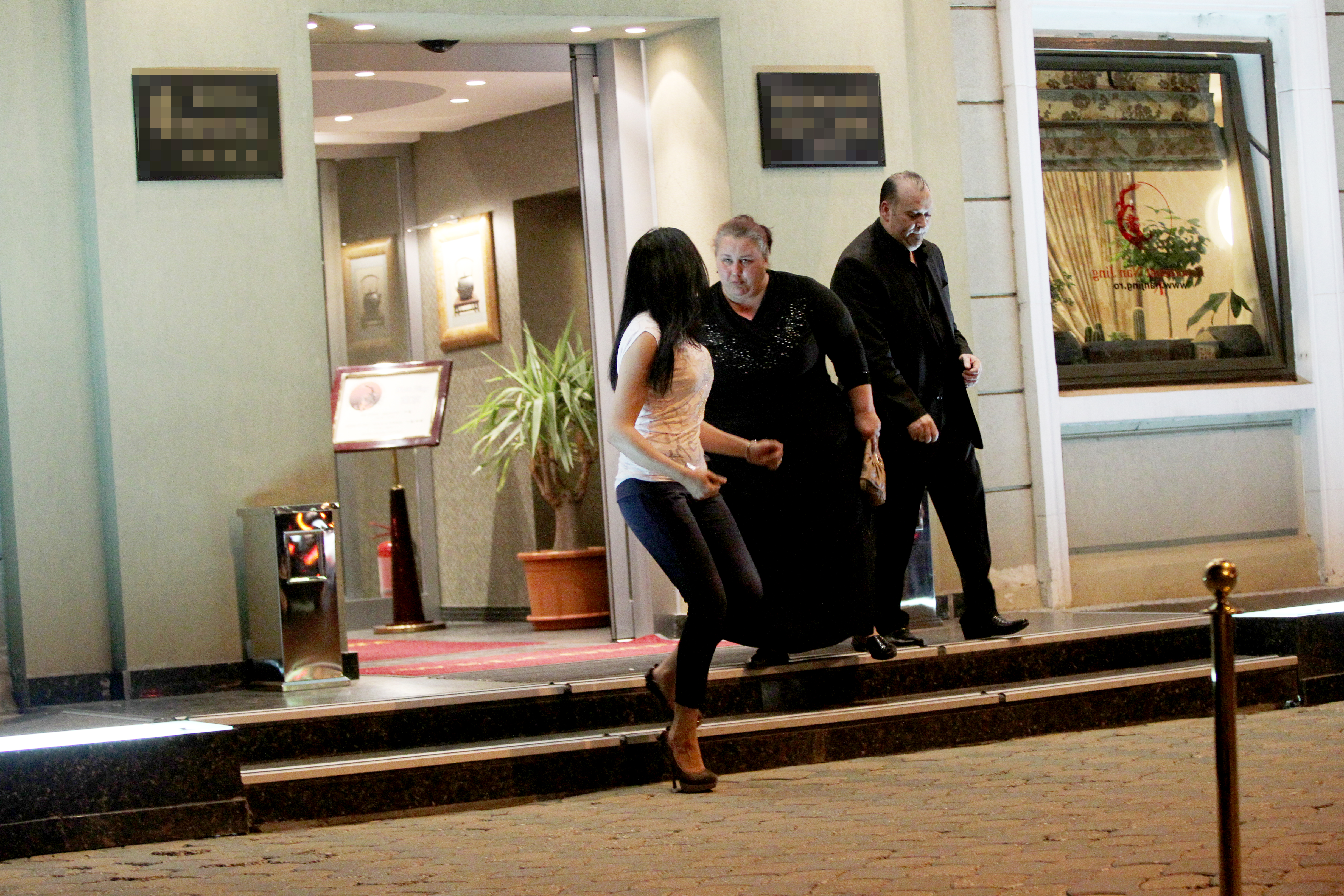 Loredana si muzicantul au parasit hotelul dupa o ora, fiind urmati de bodyguardul tinerei