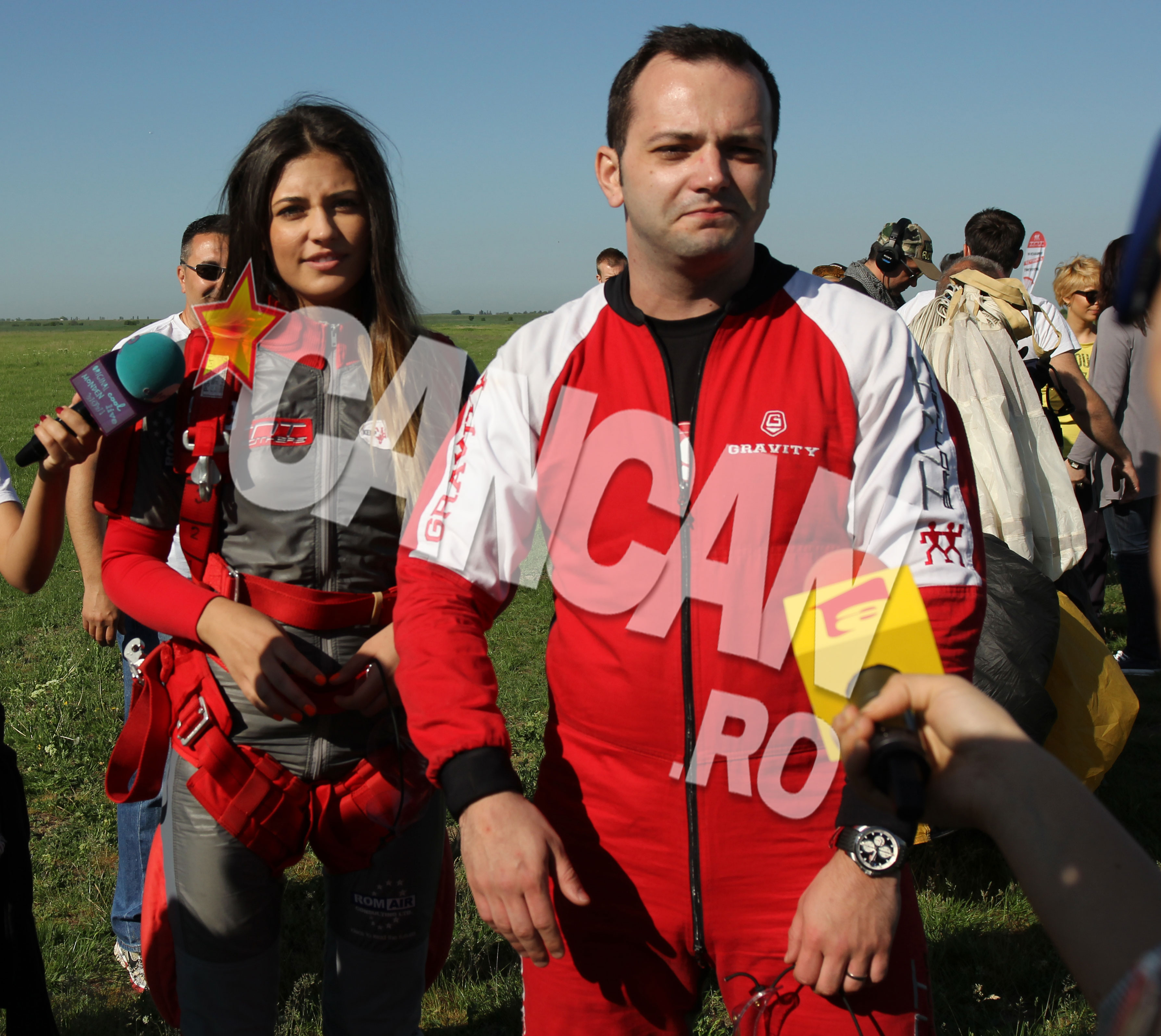 Antonia, Mihai Morar si Alex velea au sarit cu parasuta
