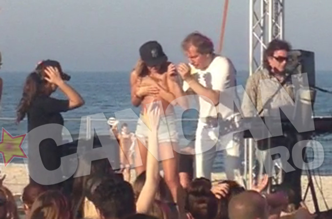 O miscare nepotrivita si...sutienul ii zboara in public