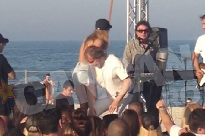 In cele din urma decide sa ii caute sutienul pierdut