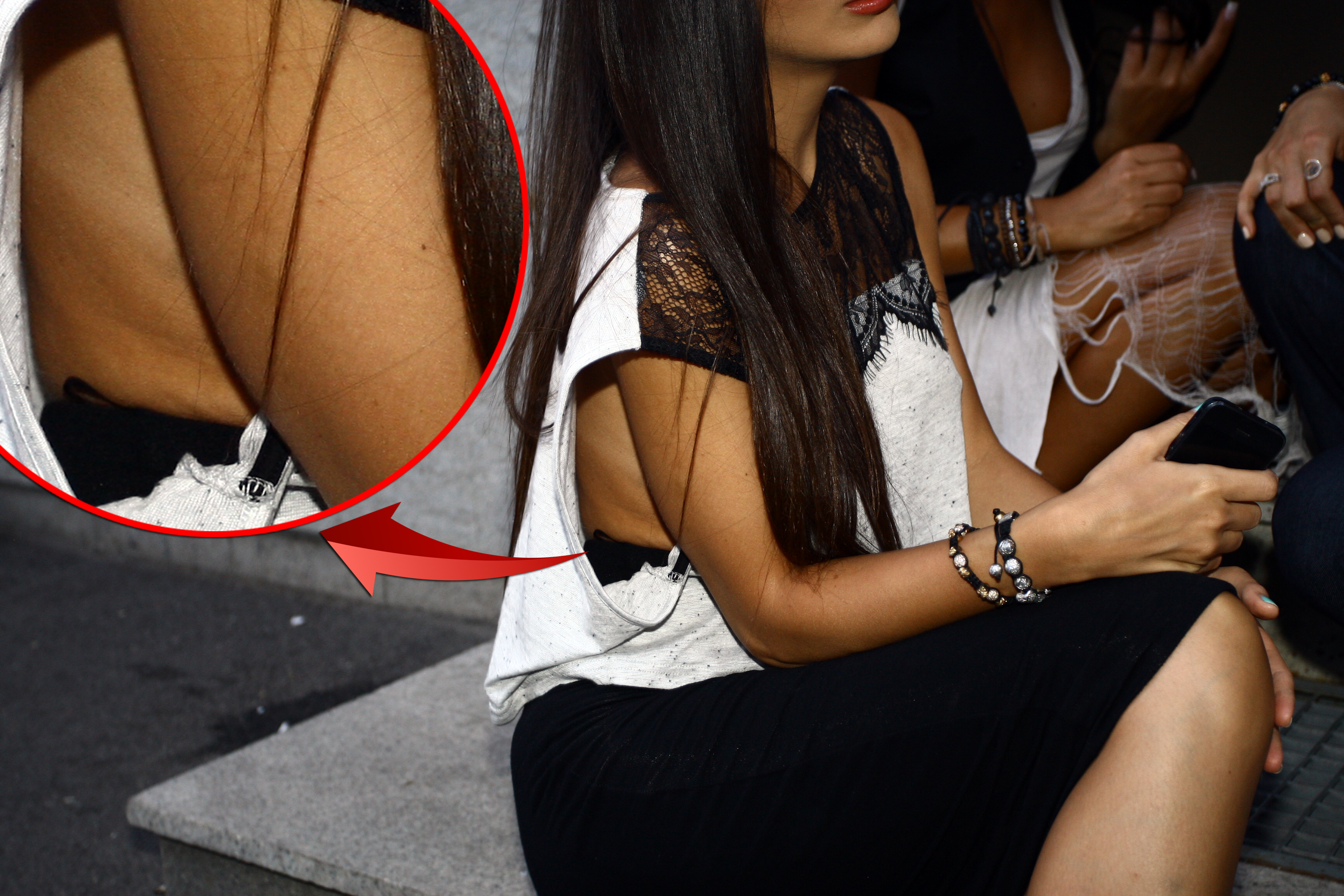 Prin crapatura tricoului i se vedeau cute de la burta