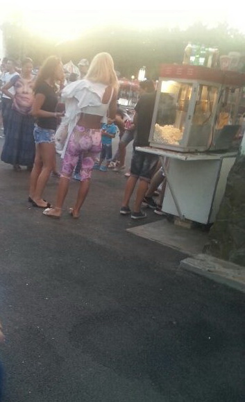 Loredana s-a plimbat prin parc in colanti si maieu cu vedere la buric