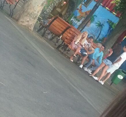 Manechinul s-a plimbat ore intregi alaturi de un tanar si un alt cuplu