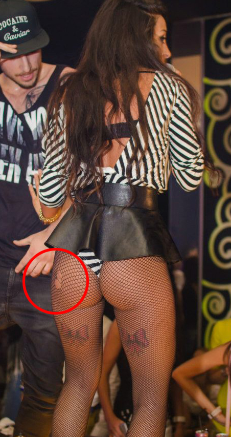 Elanul de pe scena a daunat grav tinutei lui Ruby, la un concert sustinut in provincie