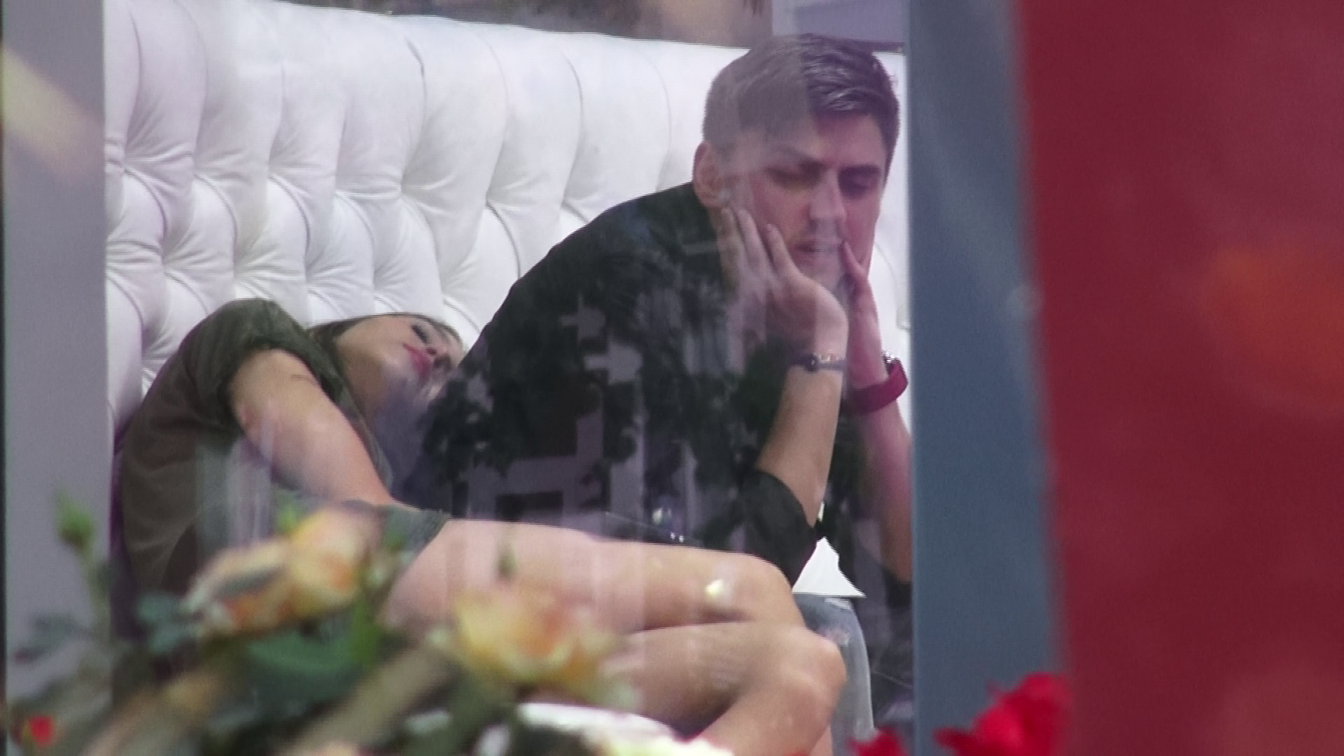 In timp ce Turcu Jr. isi tinea cu geru capul, Memelusha dadea sa adoarma, pravalita peste el