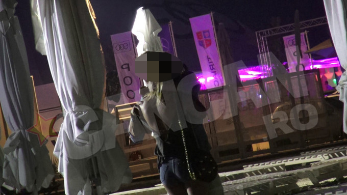 Biata fata incearca cu disperare sa scape din stransoarea bratelor barbatului