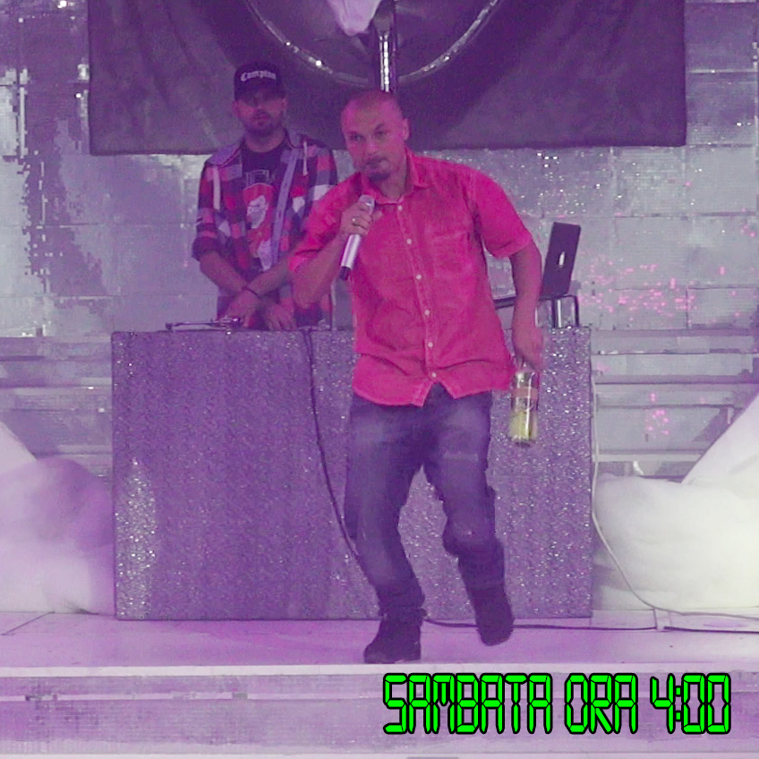 Cantaretul ia o sticla de vin si se indrepta spre fani