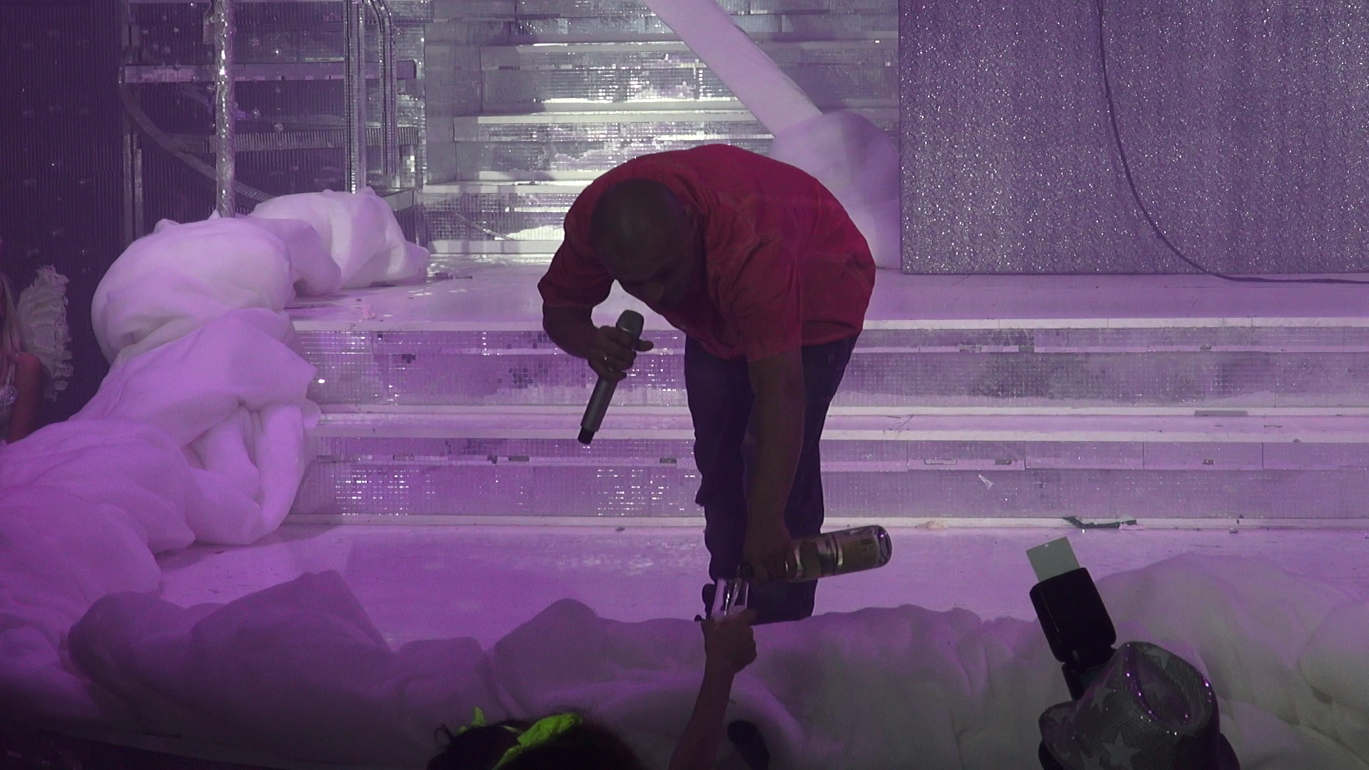 Cantaretul inmana sticla unuia dintre fani