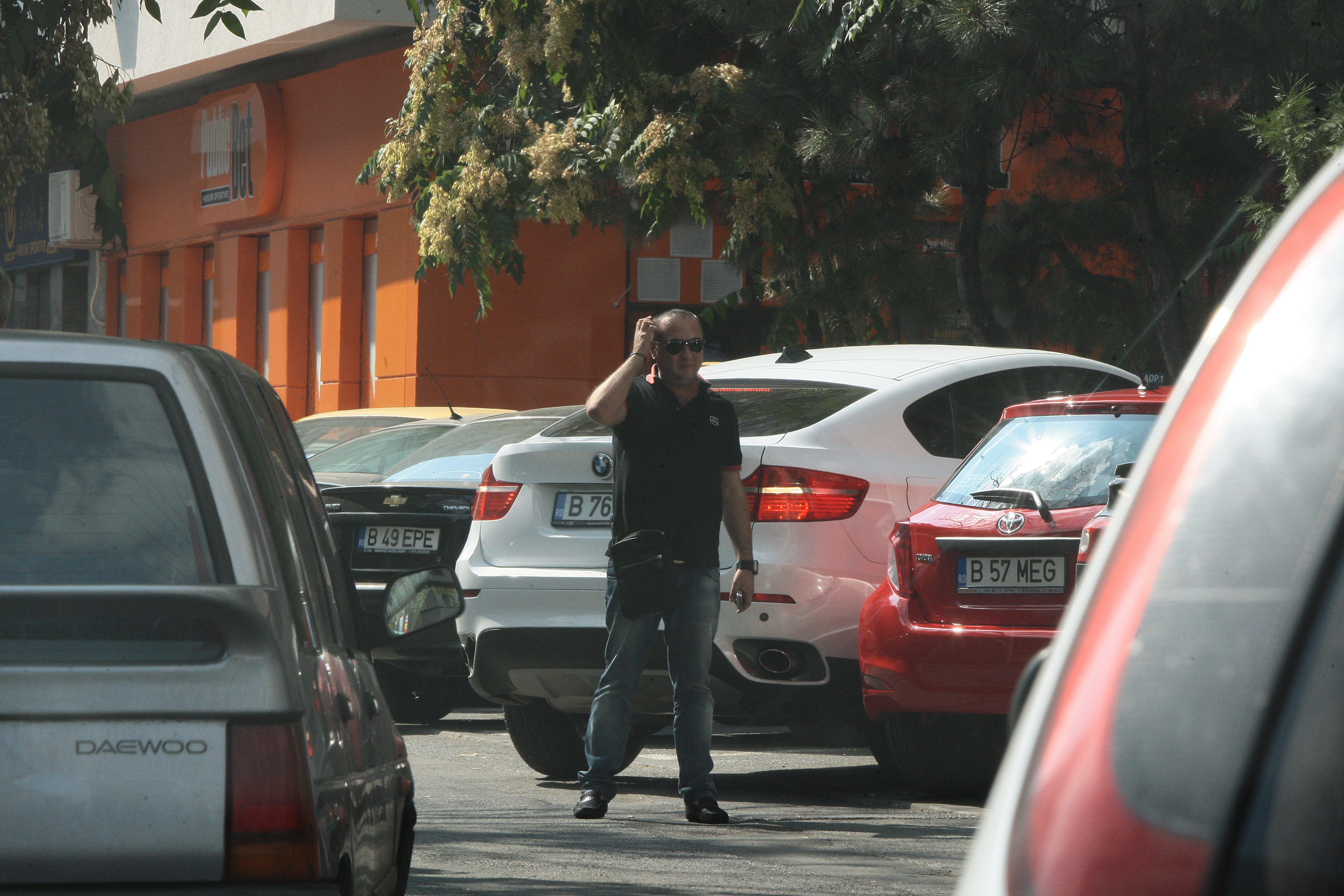 Dezamagit, Leo pleaca spre casa