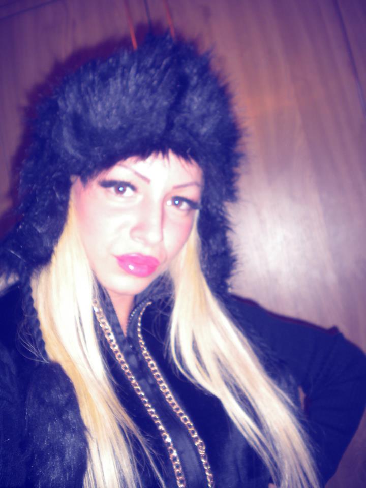 Anca se pozeaza in aceleasi pozitii ca si Loredana