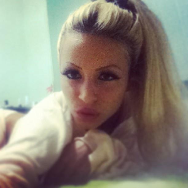 Anca isi tuguiaza buzele mereu cand se fotografiaza