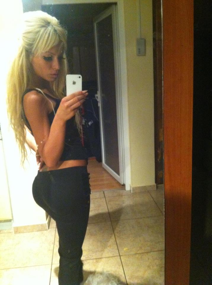 La fel ca si Loredana, Anca isi adora fundul pe care si-l pozeaza mereu, in oglinda