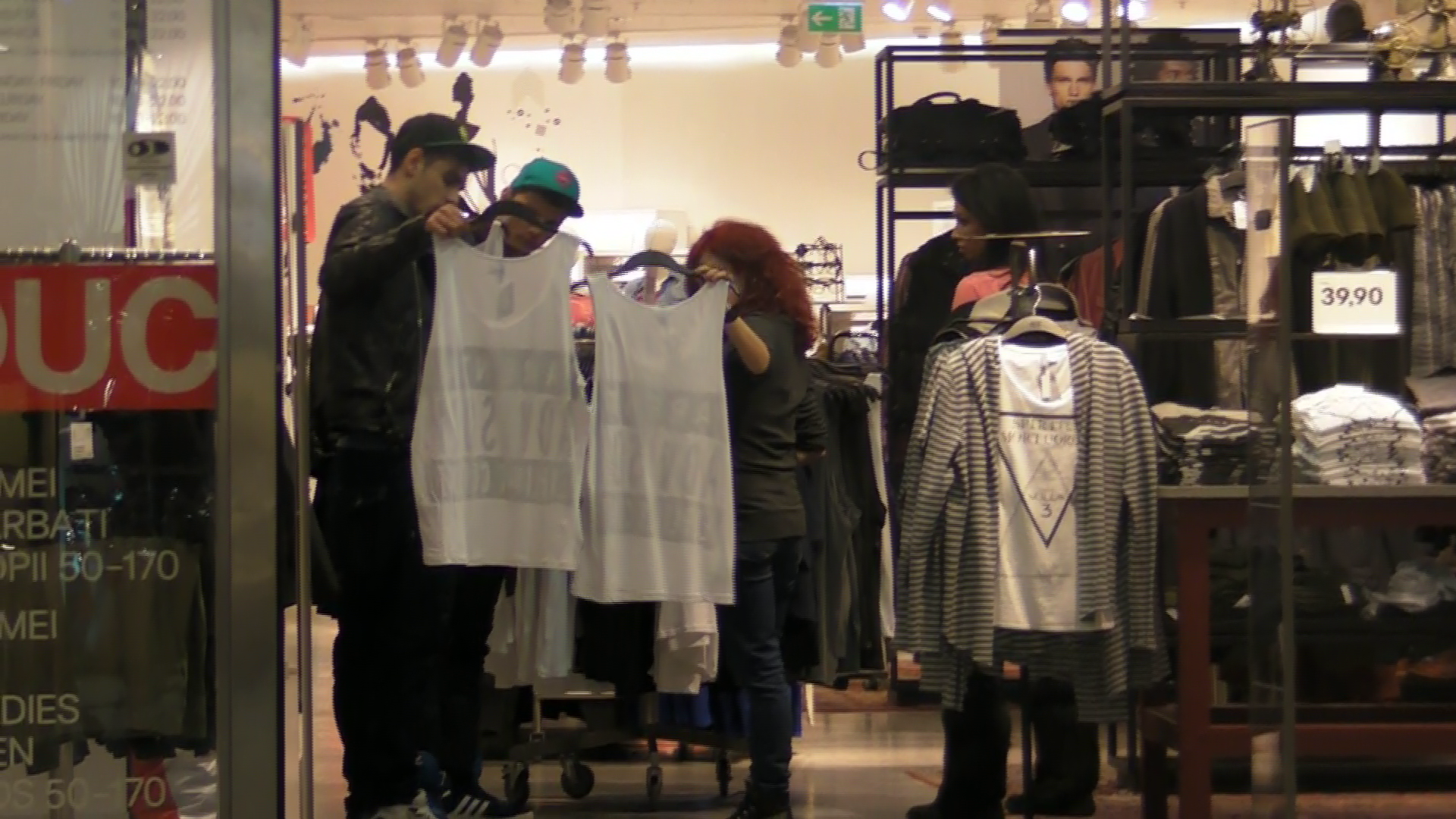 Nicoleta isi masoara din umbra dansatorii, in timp ce acestia studiaza atent acelasi model de maiou