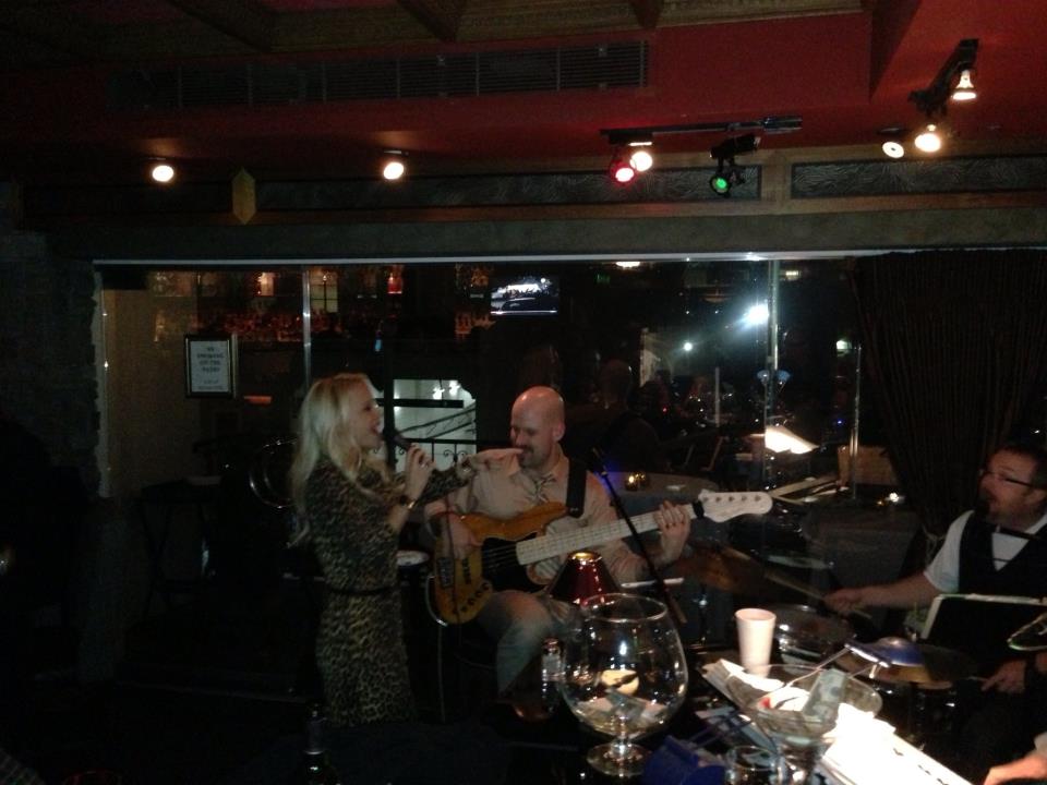 Anda Adam a cantat la restaurantul din Beverly Hills alaturi de formatia localului