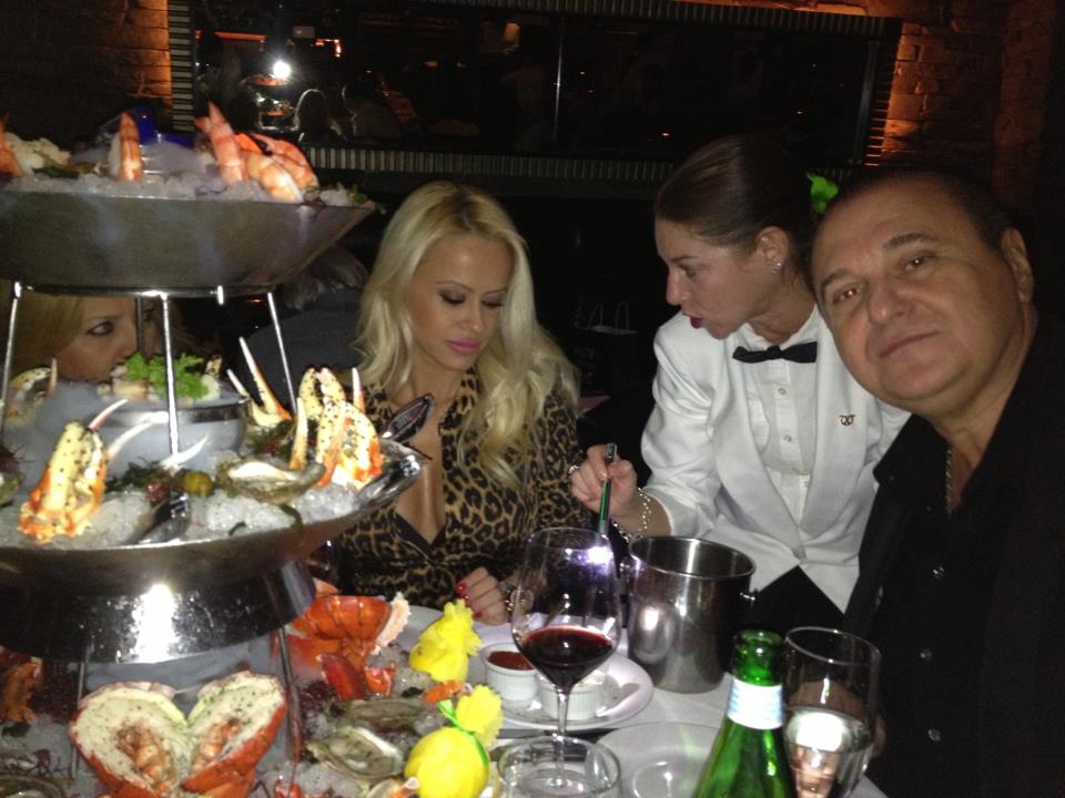 Cantareata s-a simtit bine in restaurantul din Beverly Hills unde a mancat fructe de mare si a baut vin rosu alaturi de gazda ei, Nick Radoi