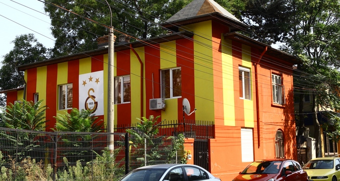Casa din centrul Capitalei este vopsita in culorile echipei turcesti Galatasaray