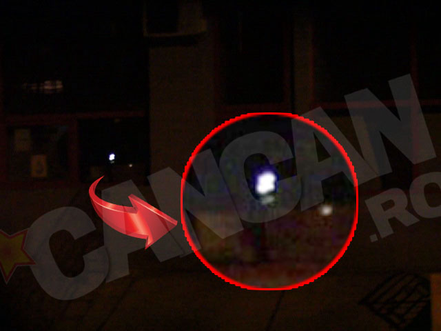 Luni, putin dupa ora 20 - in sediul postei misuna functionarii, in bezna. Singurele fasii de lumina provin de la lanterne si telefoane mobile