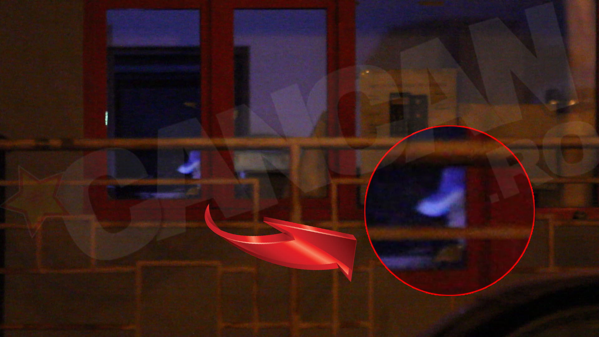 Un postas s-a chinuit minute bune sa stampileze plicurile, la lumina lanternei