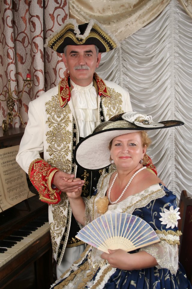 Artistul are o familie unita si este extrem de apropiat de parinti si bunici