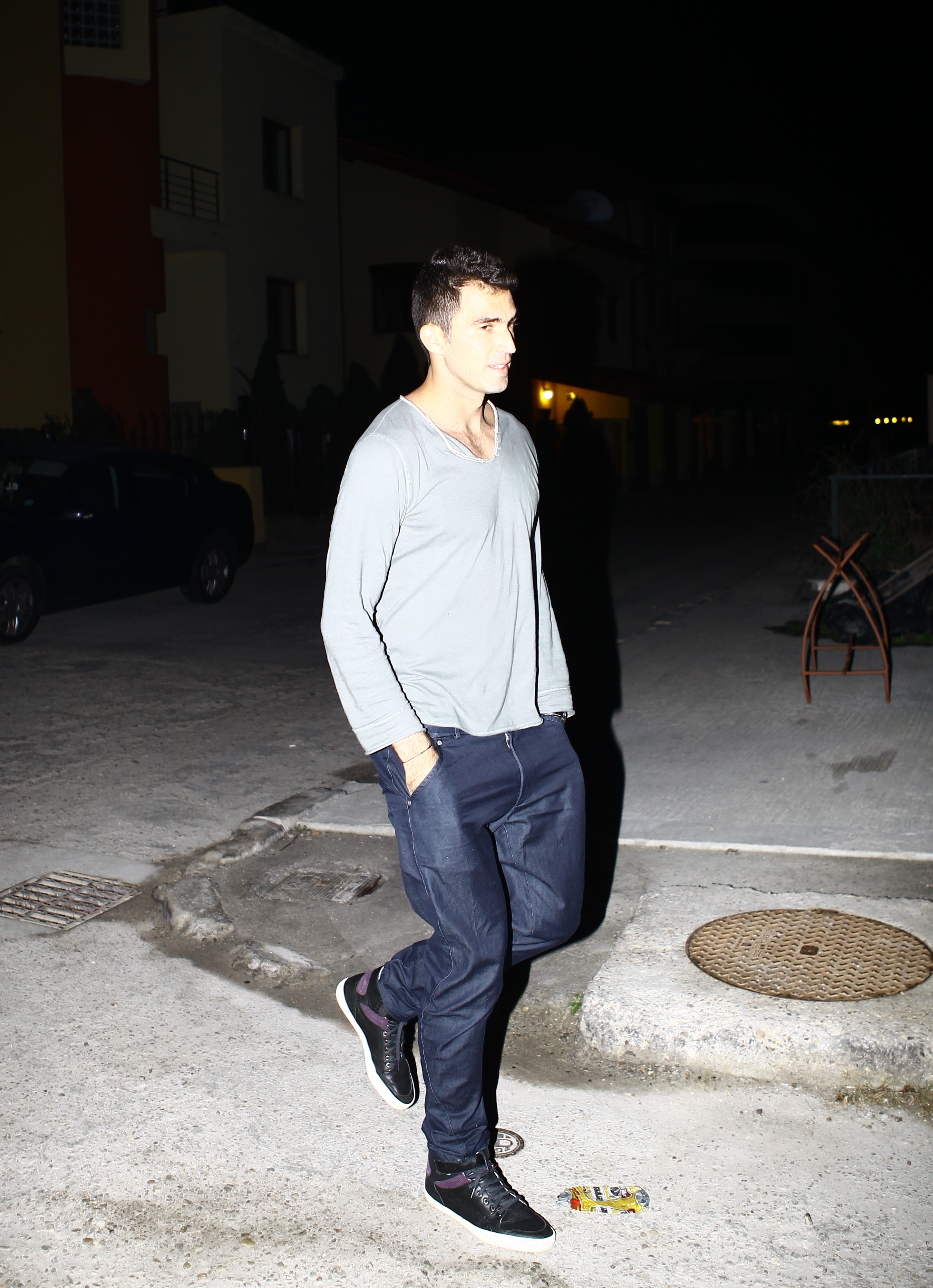 Horia si-a lasat partenera in strada si a intrat singur in bloc.