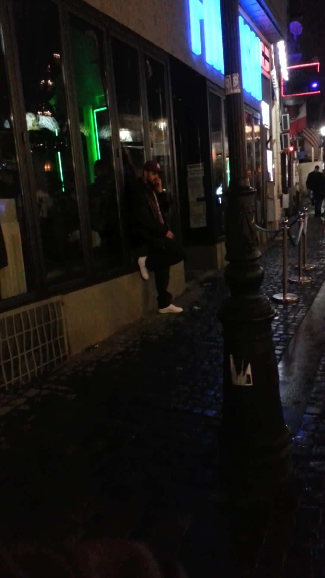 Ombladon a iesit din club pentru a vorbi la telefon