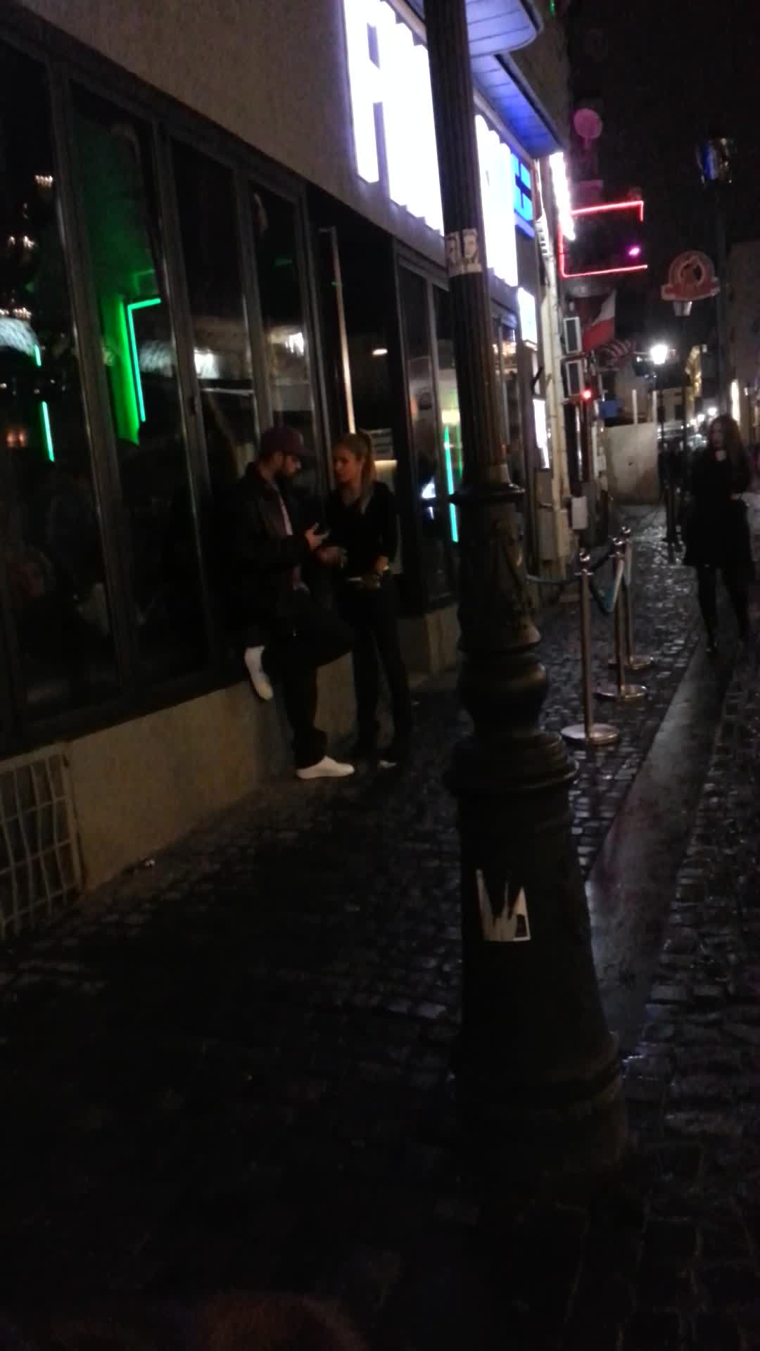 Iubita lui Ombladon incearca sa-l convinga pe acesta sa nu plece