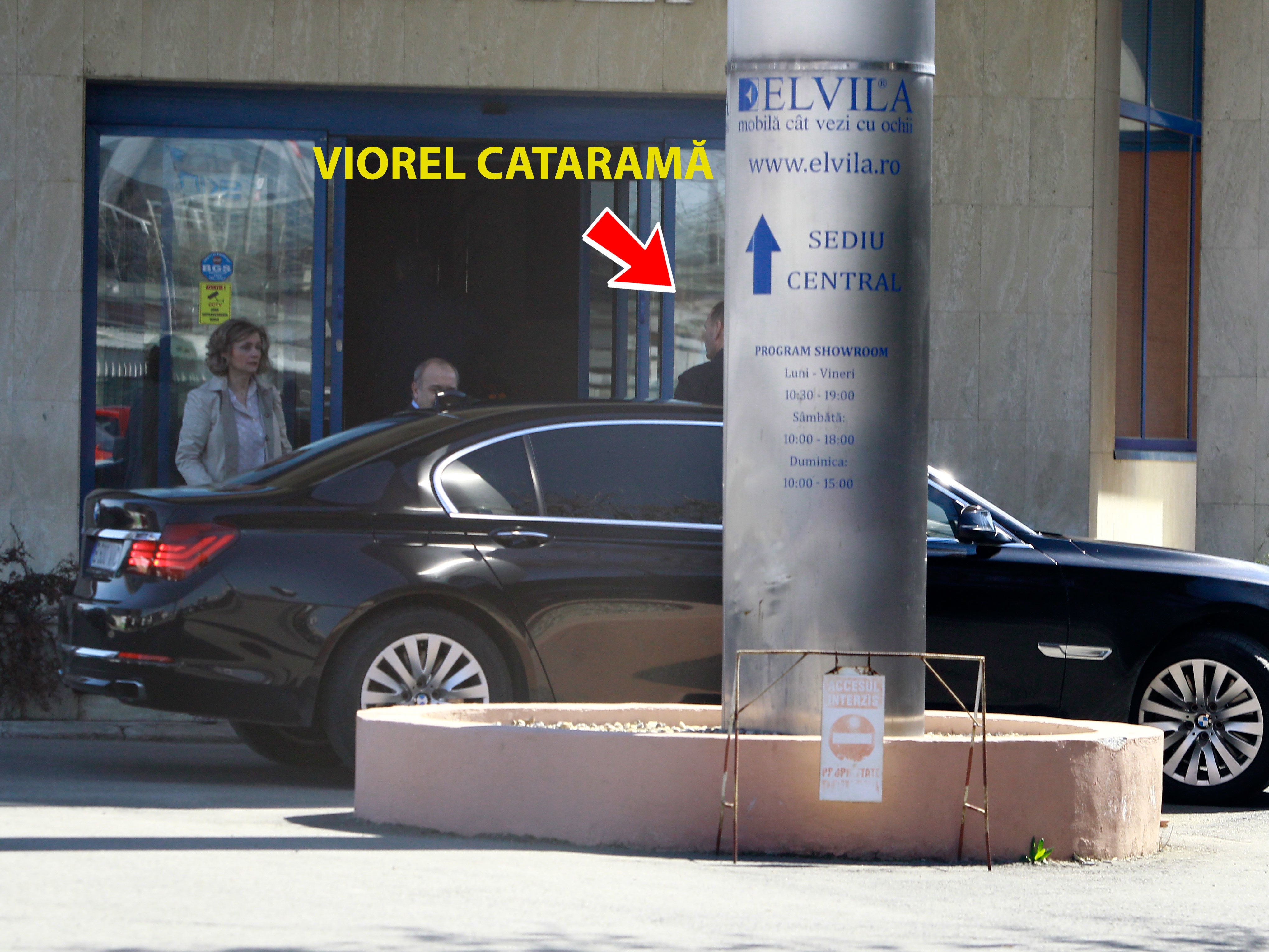 Nu mai puţin de trei angajaţi au sărit să-l servească pe Viorel Cataramă